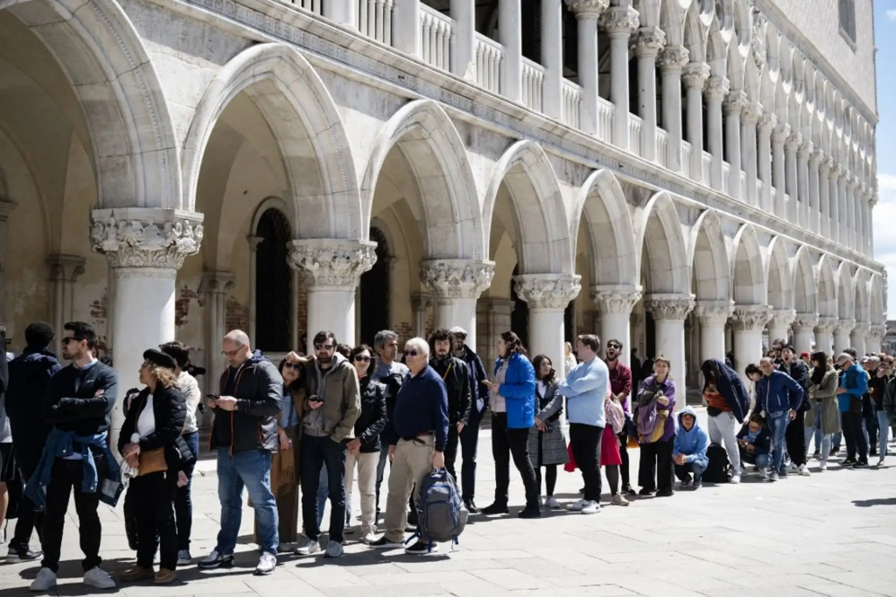 Los visitantes hacen cola para ingresar a la Basílica en la Plaza de San Marcos en Venecia, el 25 de abril de 2024. La nueva estrategia para reducir el número de turistas que visitan el sitio declarado Patrimonio de la Humanidad por la UNESCO exige que los excursionistas paguen un boleto de cinco euros para ingresar al histórico centro de la ciudad y comenzará el 25 de abril. Foto: AFP