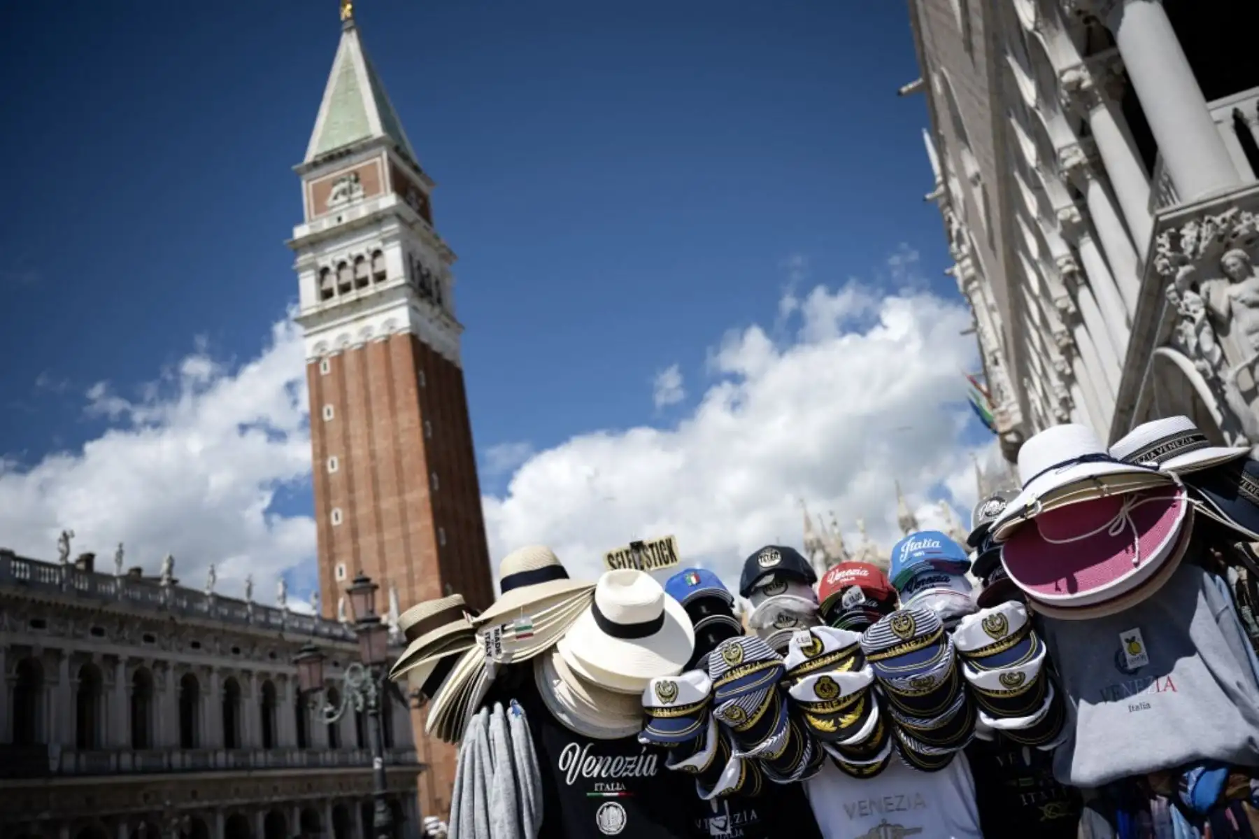Fotografía tomada el 25 de abril de 2024 muestra un puesto de souvenirs en la Plaza de San Marcos en Venecia. La nueva estrategia para reducir el número de turistas que visitan este lugar declarado Patrimonio de la Humanidad por la UNESCO exige que los excursionistas paguen un billete de cinco euros para entrar en el centro histórico de la ciudad y comenzará el 25 de abril.Foto: AFP