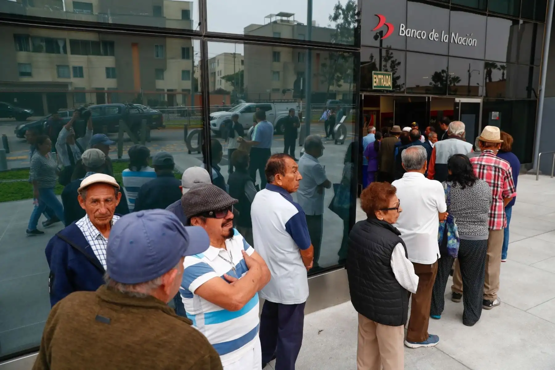 El Banco de la Nación (BN) inicia el pago al primer grupo del 2024 de los exaportantes al Fondo Nacional de Vivienda (Fonavi). El pago está dirigido a 153,182 fonavistas mayores de 80 años y pertenecientes a las listas del 1 al 19.
Foto: ANDINA/Daniel Bracamonte