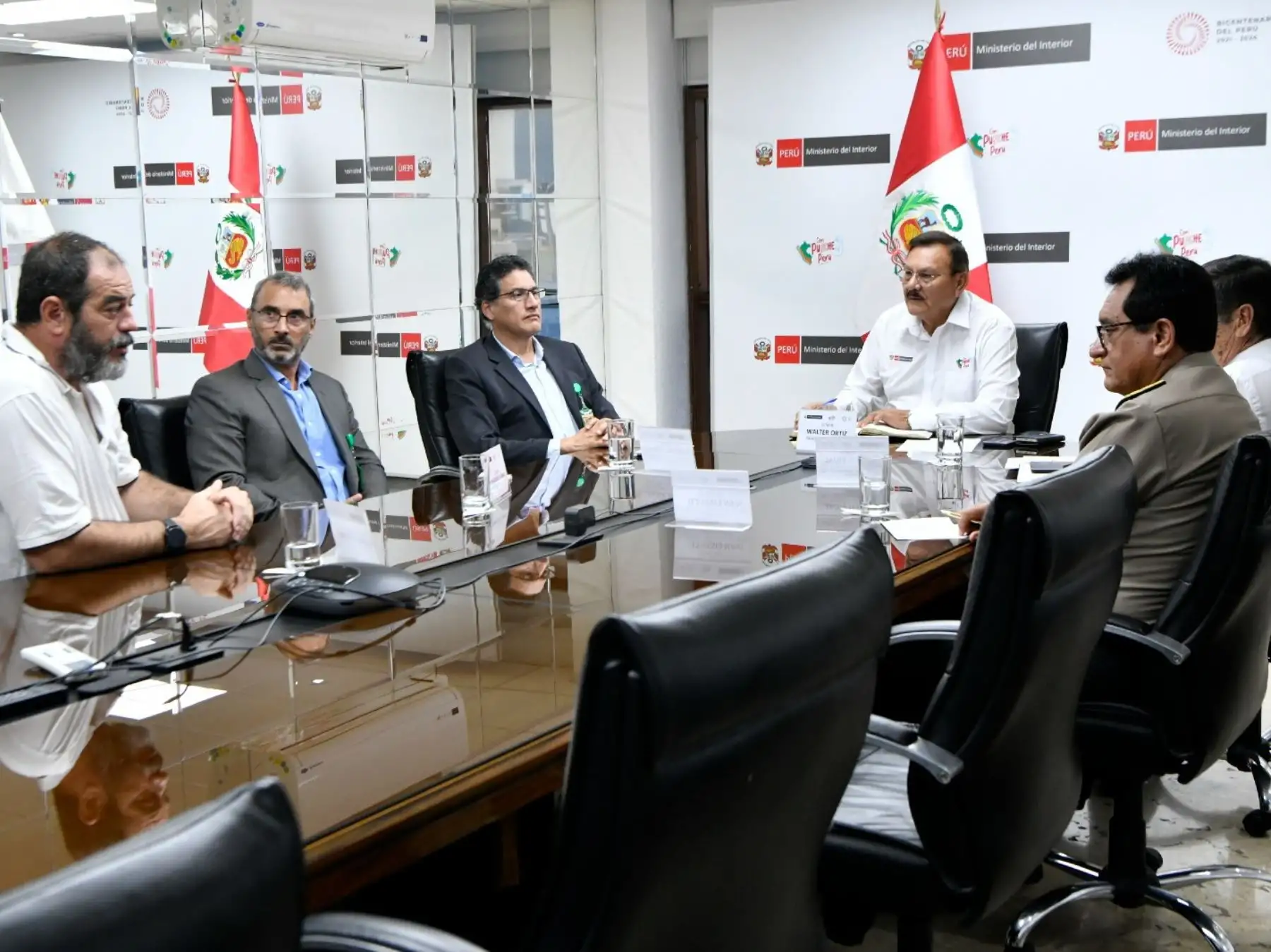 Reunión entre el ministro del Interior, Walter Ortiz, con dirigentes agrícolas. ANDINA/Difusión