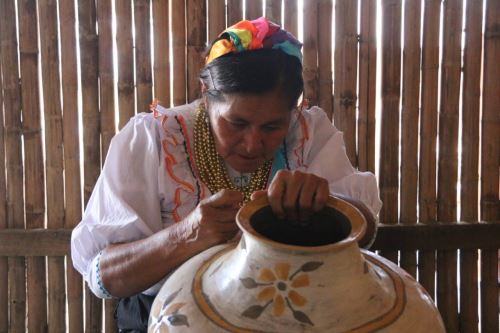 Artistas tradicionales y artesanos en expo-venta  Ruraq maki en Casacor Perú 2024.