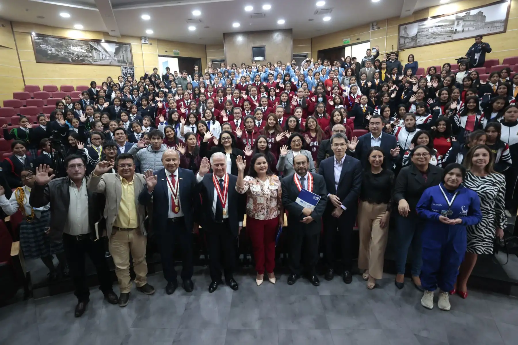 Desde el lunes 22 hasta el 26 de abril, 480 niñas de Celendín, Cajabamba y Cajamarca fueron capacitadas en robótica, Cajabamba y Cajamarca   en el marco del Dia Internacional de las Niñas en las TIC. Las escolares de tercero, cuarto y quinto año de secundaria también visitaron el Huawei Digital Truck, un aula móvil que usa pantallas inteligentes, tiene cámara incorporada, reconocimiento de voz e inteligencia artificial. 
Foto: ANDINA/Vidal Tarqui