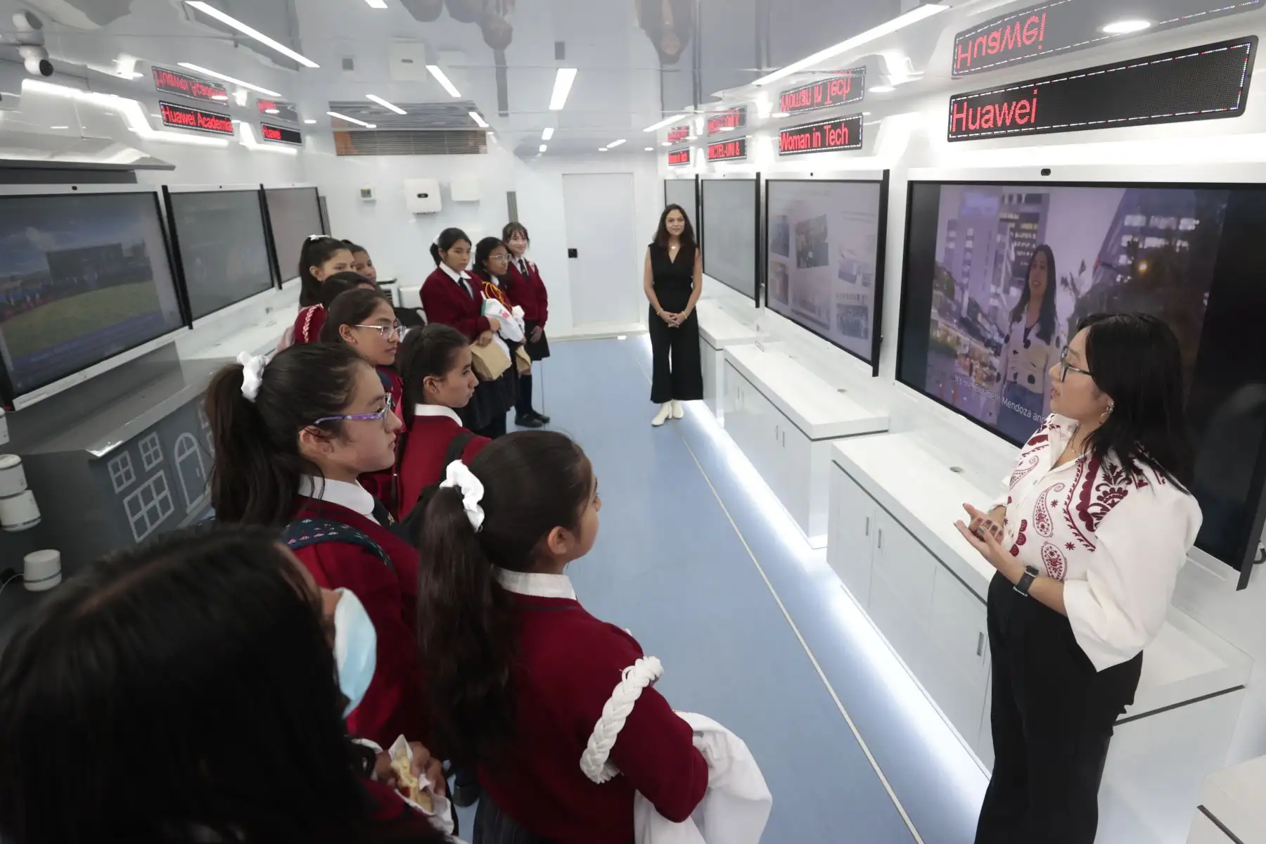 Las estudiantes también recibirán un curso de inteligencia artificial donde aprenderán las nociones básicas de esta tecnología y su bien uso. Ellas también podrán inscribirse y formar parte de la Academia Huawei para seguir capacitándose y desarrollarse en el mundo tecnológico. El taller “Émpoderandome con las TIC”, es un evento organizado  por el INICTEL-UN, la empresa tecnológica Huawei, la Universidad Nacional de Ingeniera (UNI) y el gobierno regional de Cajamarca.
Foto: ANDINA/Vidal Tarqui