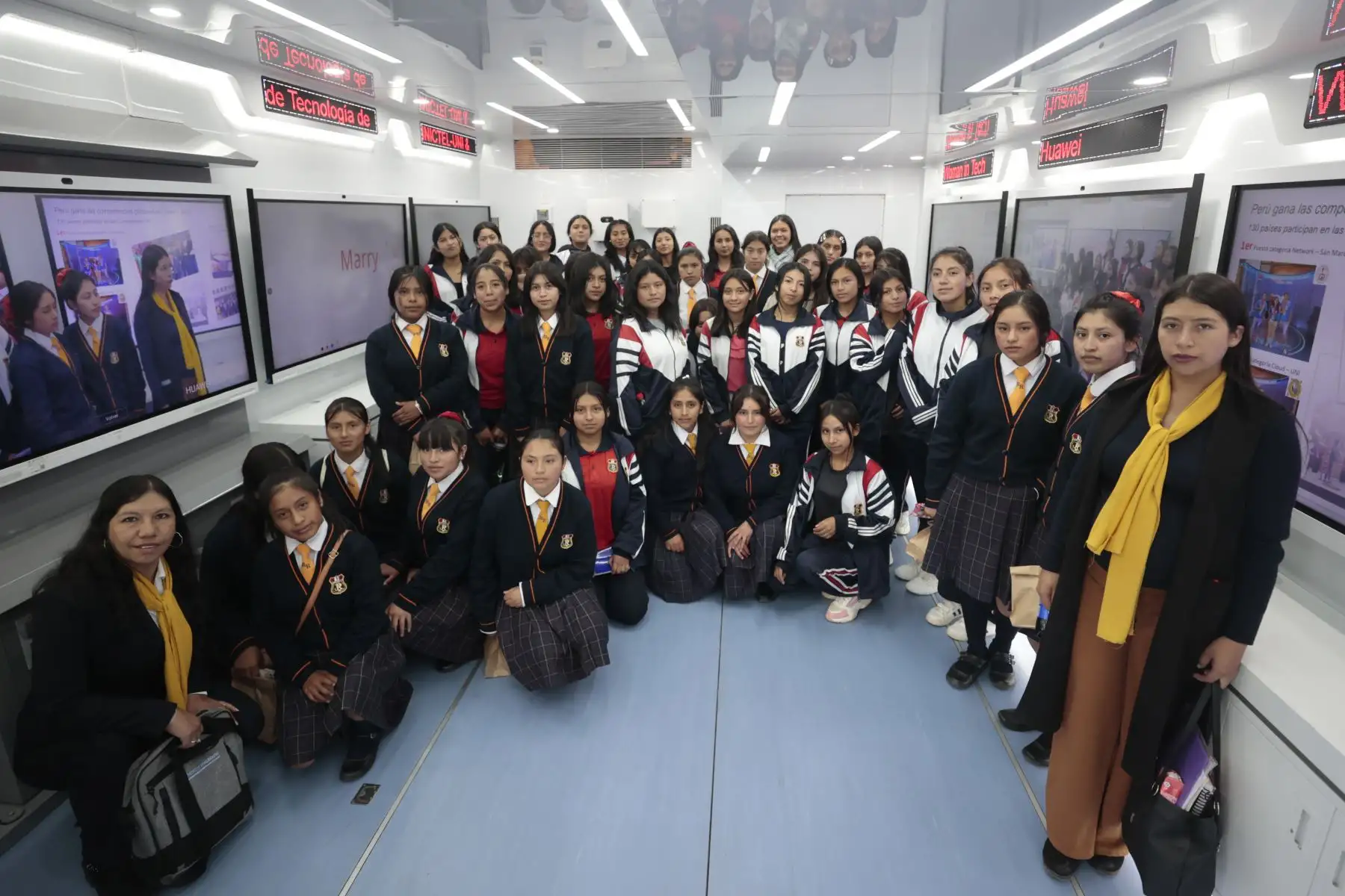 El aula móvil o camión digital de Huawei es el primer track en Sudamérica y desde el 2022 ha recorrido varias ciudades del país como Cajamarca, Jaén, Huancayo, Chiclayo y  Huancavelica. ANDINA/Vidal Tarqui