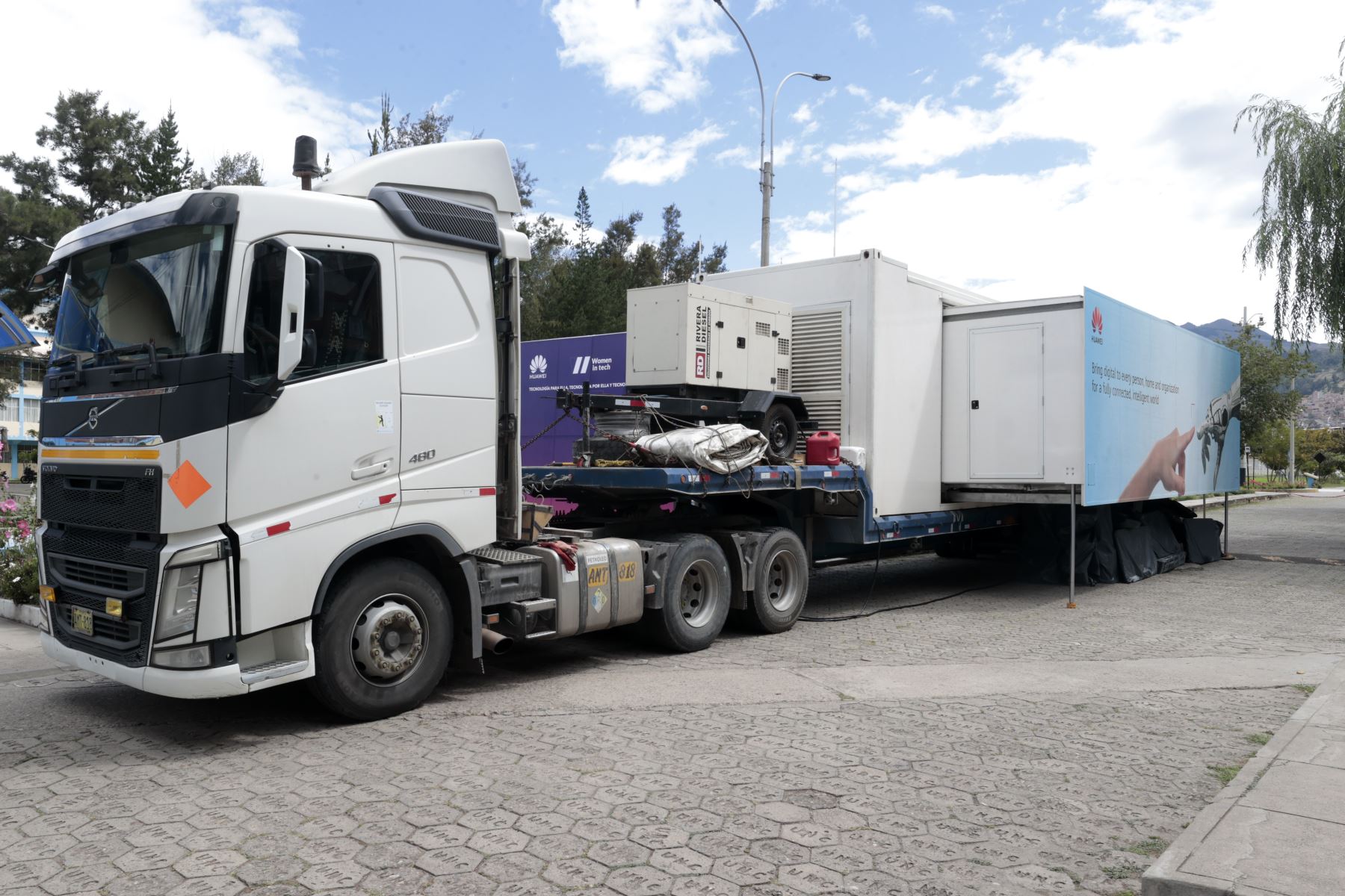 El aula móvil o camión digital de Huawei es el primer track en Sudamérica y desde el 2022 ha recorrido varias ciudades del país como Cajamarca, Jaén, Huancayo, Chiclayo y  Huancavelica. ANDINA/Vidal Tarqui