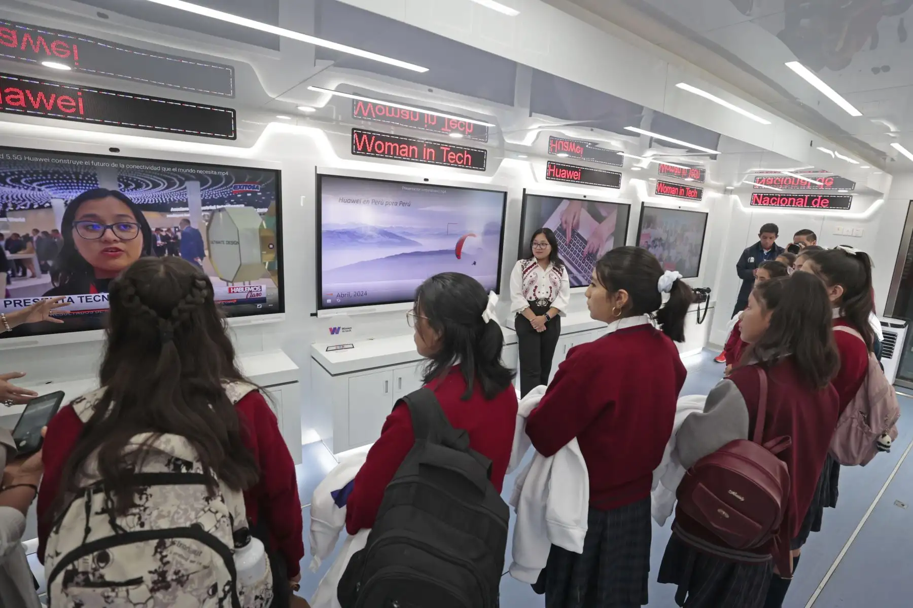 El aula móvil o camión digital de Huawei es el primer track en Sudamérica y desde el 2022 ha recorrido varias ciudades del país como Cajamarca, Jaén, Huancayo, Chiclayo y  Huancavelica. ANDINA/Vidal Tarqui