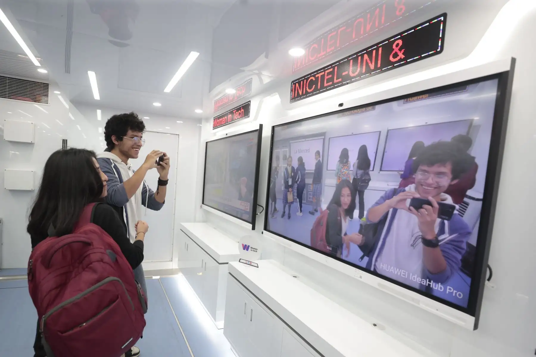 Las estudiantes también recibirán un curso de inteligencia artificial donde aprenderán las nociones básicas de esta tecnología y su bien uso. Ellas también podrán inscribirse y formar parte de la Academia Huawei para seguir capacitándose y desarrollarse en el mundo tecnológico. El taller “Émpoderandome con las TIC”, es un evento organizado  por el INICTEL-UN, la empresa tecnológica Huawei, la Universidad Nacional de Ingeniera (UNI) y el gobierno regional de Cajamarca.
Foto: ANDINA/Vidal Tarqui