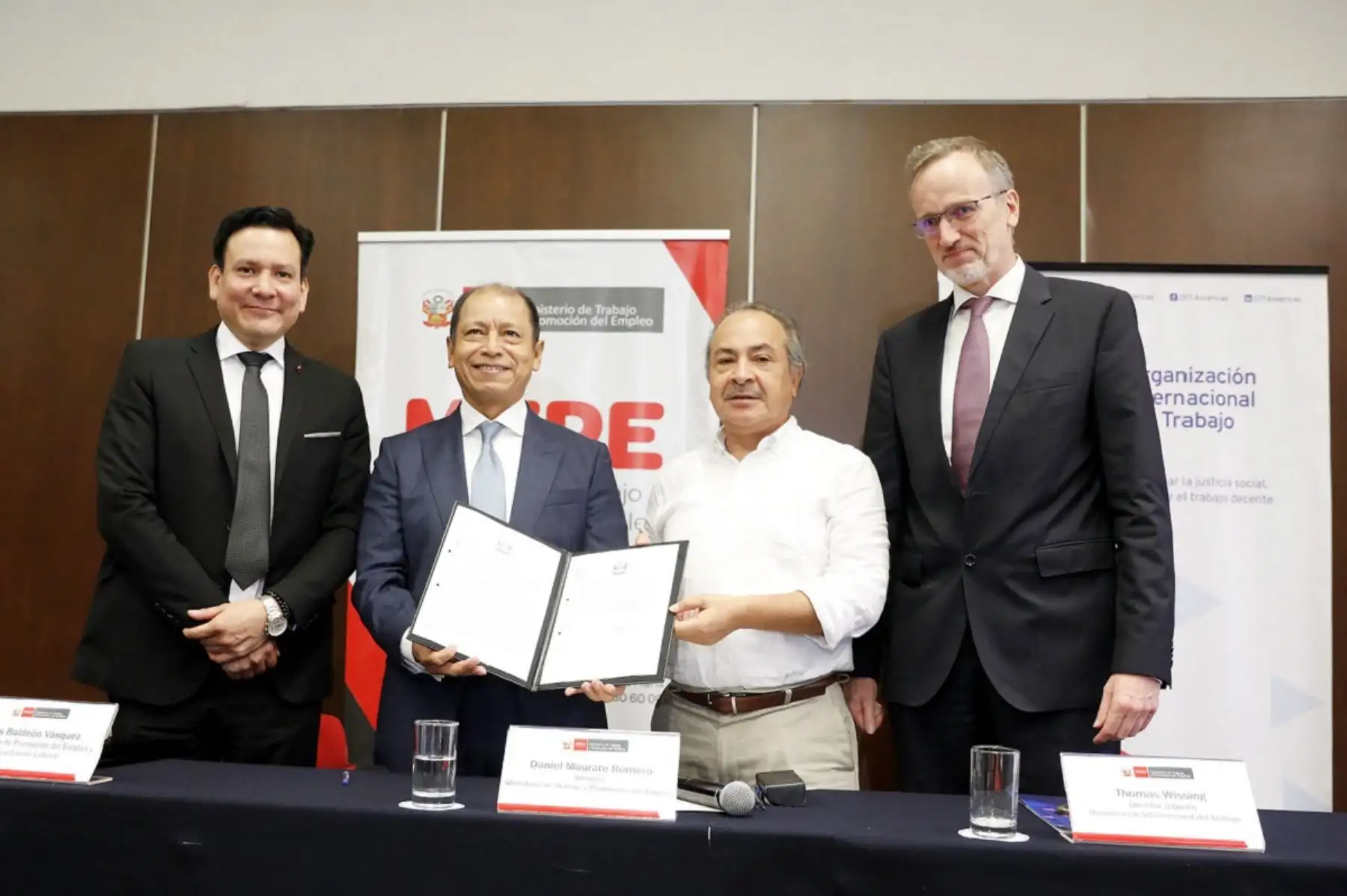 De izquierda a derecha:el viceministro de Promoción del Empleo y Capacitación Laboral, Jesús Baldeón; el ministro de Trabajo y Promoción del Empleo, Daniel Maurate Romero; el presidente de la Central Unitaria de Trabajadores del Perú (CUT), Julio César Bazán; y el director adjunto de la OIT para los Países Andinos, Thomas Wissing. Foto: Cortesía.