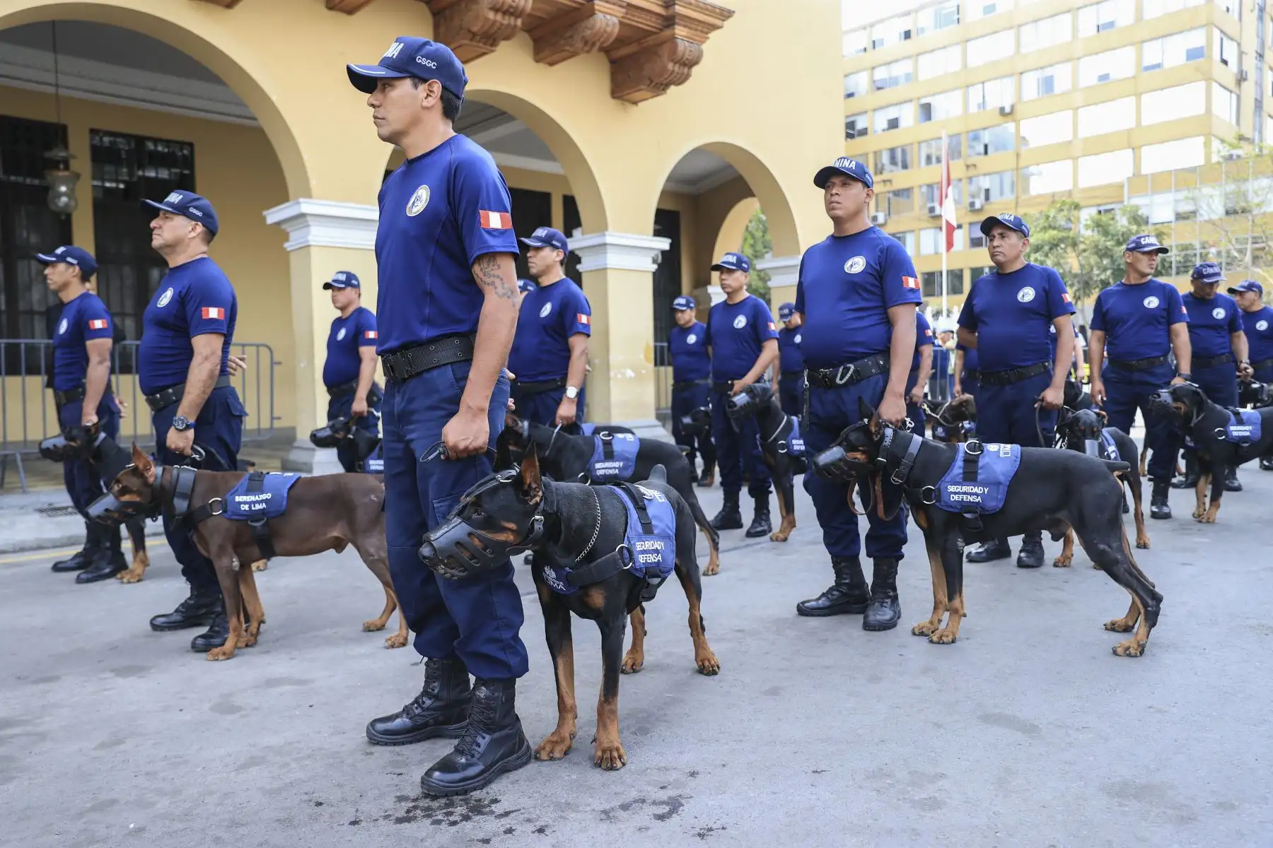 El alcalde Rafael López Aliaga lideró la ceremonia por el Día del Serenazgo Municipal acompañado de alcaldes y serenos de Lima Metropolitana. Con un desfile de escoltas y vehículos de seguridad en la Plaza de Armas de Lima, se llevó a cabo la ceremonia de reconocimiento hacia los serenazgos de la ciudad, hombres y mujeres que con su servicio fortalecen las acciones de vigilancia pública y apoyo en atención a los ciudadanos en situación de emergencia.  
Foto: ANDINA/Jhonel Rodríguez