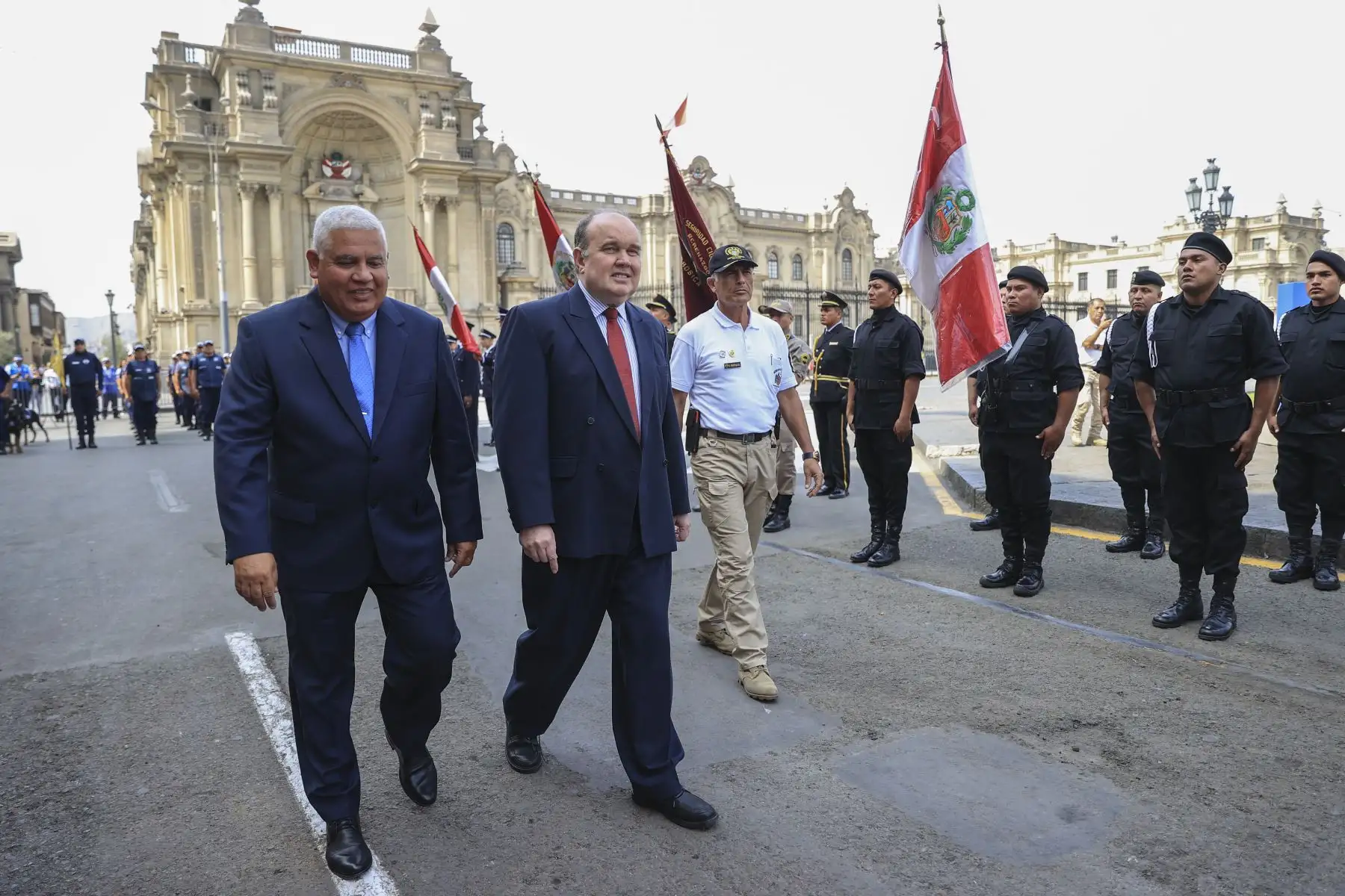 El alcalde Rafael López Aliaga lideró la ceremonia por el Día del Serenazgo Municipal acompañado de alcaldes y serenos de Lima Metropolitana. Con un desfile de escoltas y vehículos de seguridad en la Plaza de Armas de Lima, se llevó a cabo la ceremonia de reconocimiento hacia los serenazgos de la ciudad, hombres y mujeres que con su servicio fortalecen las acciones de vigilancia pública y apoyo en atención a los ciudadanos en situación de emergencia.  
Foto: ANDINA/Jhonel Rodríguez