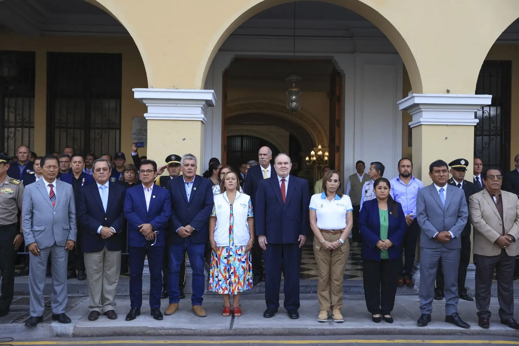 El alcalde Rafael López Aliaga lideró la ceremonia por el Día del Serenazgo Municipal acompañado de alcaldes y serenos de Lima Metropolitana. Con un desfile de escoltas y vehículos de seguridad en la Plaza de Armas de Lima, se llevó a cabo la ceremonia de reconocimiento hacia los serenazgos de la ciudad, hombres y mujeres que con su servicio fortalecen las acciones de vigilancia pública y apoyo en atención a los ciudadanos en situación de emergencia.  
Foto: ANDINA/Jhonel Rodríguez