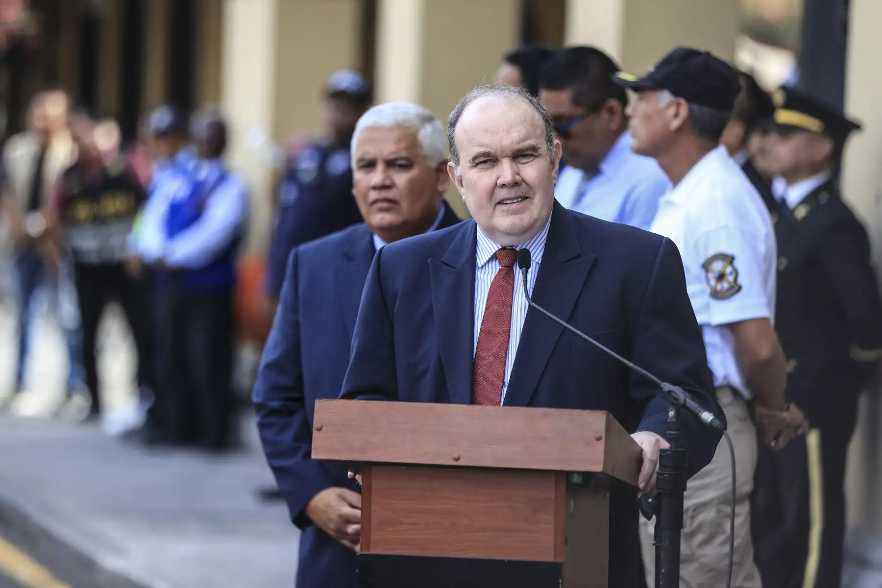 El alcalde Rafael López Aliaga lideró la ceremonia por el Día del Serenazgo Municipal acompañado de alcaldes y serenos de Lima Metropolitana. Con un desfile de escoltas y vehículos de seguridad en la Plaza de Armas de Lima, se llevó a cabo la ceremonia de reconocimiento hacia los serenazgos de la ciudad, hombres y mujeres que con su servicio fortalecen las acciones de vigilancia pública y apoyo en atención a los ciudadanos en situación de emergencia.  
Foto: ANDINA/Jhonel Rodríguez