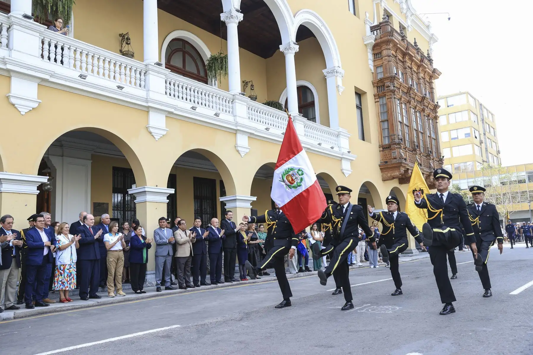 El alcalde Rafael López Aliaga lideró la ceremonia por el Día del Serenazgo Municipal acompañado de alcaldes y serenos de Lima Metropolitana. Con un desfile de escoltas y vehículos de seguridad en la Plaza de Armas de Lima, se llevó a cabo la ceremonia de reconocimiento hacia los serenazgos de la ciudad, hombres y mujeres que con su servicio fortalecen las acciones de vigilancia pública y apoyo en atención a los ciudadanos en situación de emergencia.  
Foto: ANDINA/Jhonel Rodríguez
