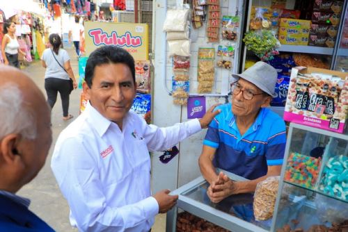 Viceministro de Mype e Industria, César Quispe Luján, lideró lanzamiento de estrategia de formalización "Fortalece tu mercado" en el centro de abastos Las Flores, en el distrito de Breña, Lima. Foto: Cortesía.
