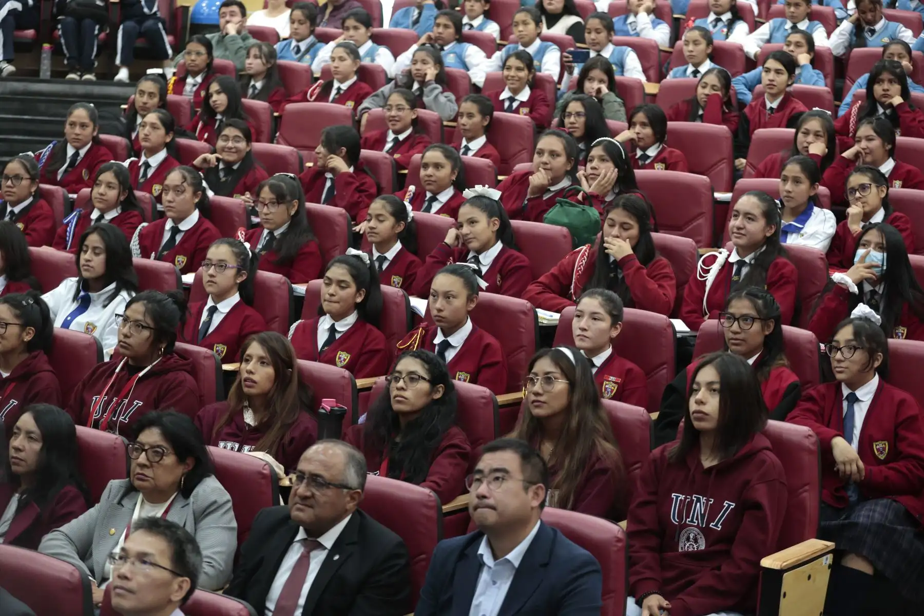 Desde el lunes 22 hasta el 26 de abril, 480 niñas de Celendín, Cajabamba y Cajamarca fueron capacitadas en robótica, Cajabamba y Cajamarca   en el marco del Dia Internacional de las Niñas en las TIC. Las escolares de tercero, cuarto y quinto año de secundaria también visitaron el Huawei Digital Truck, un aula móvil que usa pantallas inteligentes, tiene cámara incorporada, reconocimiento de voz e inteligencia artificial. 
Foto: ANDINA/Vidal Tarqui