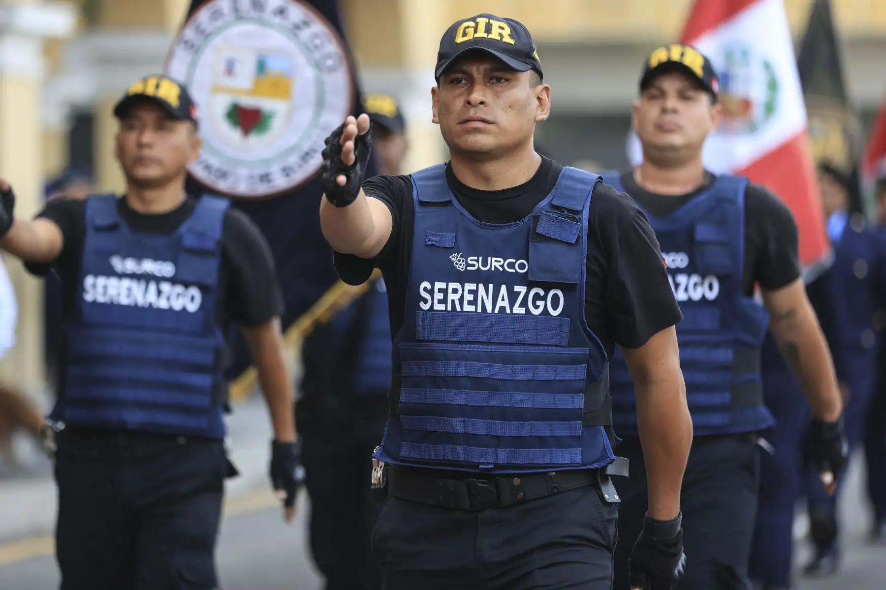 El alcalde Rafael López Aliaga lideró la ceremonia por el Día del Serenazgo Municipal acompañado de alcaldes y serenos de Lima Metropolitana. Con un desfile de escoltas y vehículos de seguridad en la Plaza de Armas de Lima, se llevó a cabo la ceremonia de reconocimiento hacia los serenazgos de la ciudad, hombres y mujeres que con su servicio fortalecen las acciones de vigilancia pública y apoyo en atención a los ciudadanos en situación de emergencia.  
Foto: ANDINA/Jhonel Rodríguez