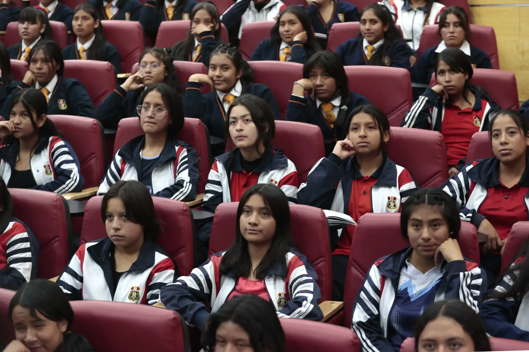 Desde el lunes 22 hasta el 26 de abril, 480 niñas de Celendín, Cajabamba y Cajamarca fueron capacitadas en robótica, Cajabamba y Cajamarca   en el marco del Dia Internacional de las Niñas en las TIC. Las escolares de tercero, cuarto y quinto año de secundaria también visitaron el Huawei Digital Truck, un aula móvil que usa pantallas inteligentes, tiene cámara incorporada, reconocimiento de voz e inteligencia artificial. 
Foto: ANDINA/Vidal Tarqui