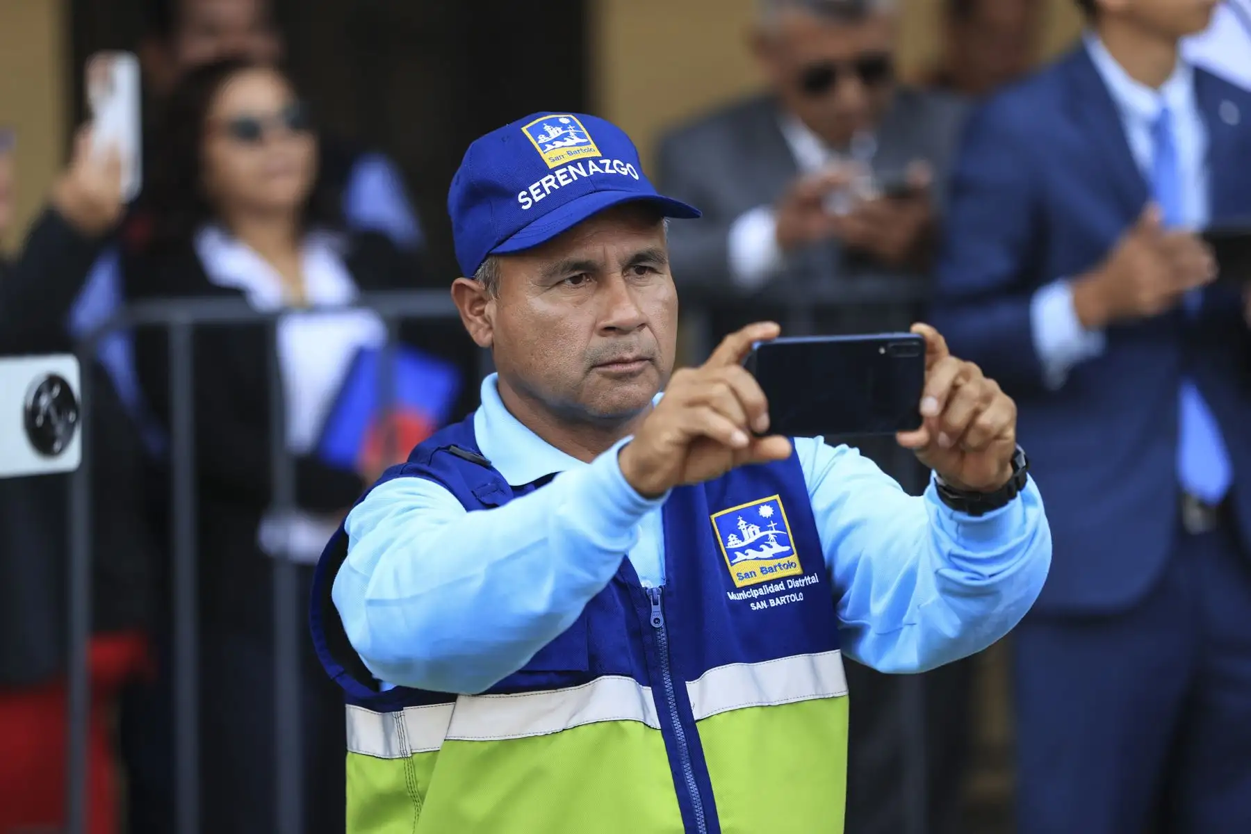 El alcalde Rafael López Aliaga lideró la ceremonia por el Día del Serenazgo Municipal acompañado de alcaldes y serenos de Lima Metropolitana. Con un desfile de escoltas y vehículos de seguridad en la Plaza de Armas de Lima, se llevó a cabo la ceremonia de reconocimiento hacia los serenazgos de la ciudad, hombres y mujeres que con su servicio fortalecen las acciones de vigilancia pública y apoyo en atención a los ciudadanos en situación de emergencia.  
Foto: ANDINA/Jhonel Rodríguez