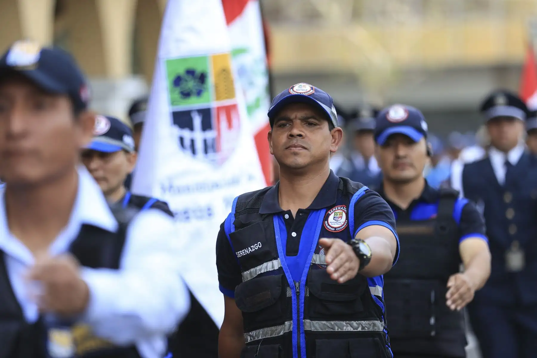 El alcalde Rafael López Aliaga lideró la ceremonia por el Día del Serenazgo Municipal acompañado de alcaldes y serenos de Lima Metropolitana. Con un desfile de escoltas y vehículos de seguridad en la Plaza de Armas de Lima, se llevó a cabo la ceremonia de reconocimiento hacia los serenazgos de la ciudad, hombres y mujeres que con su servicio fortalecen las acciones de vigilancia pública y apoyo en atención a los ciudadanos en situación de emergencia.  
Foto: ANDINA/Jhonel Rodríguez