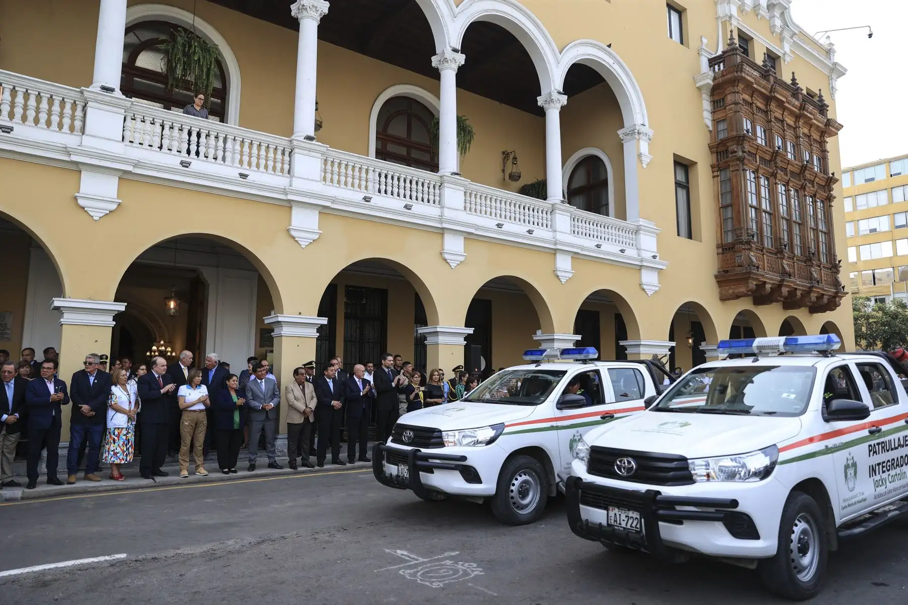 El alcalde Rafael López Aliaga lideró la ceremonia por el Día del Serenazgo Municipal acompañado de alcaldes y serenos de Lima Metropolitana. Con un desfile de escoltas y vehículos de seguridad en la Plaza de Armas de Lima, se llevó a cabo la ceremonia de reconocimiento hacia los serenazgos de la ciudad, hombres y mujeres que con su servicio fortalecen las acciones de vigilancia pública y apoyo en atención a los ciudadanos en situación de emergencia.  
Foto: ANDINA/Jhonel Rodríguez