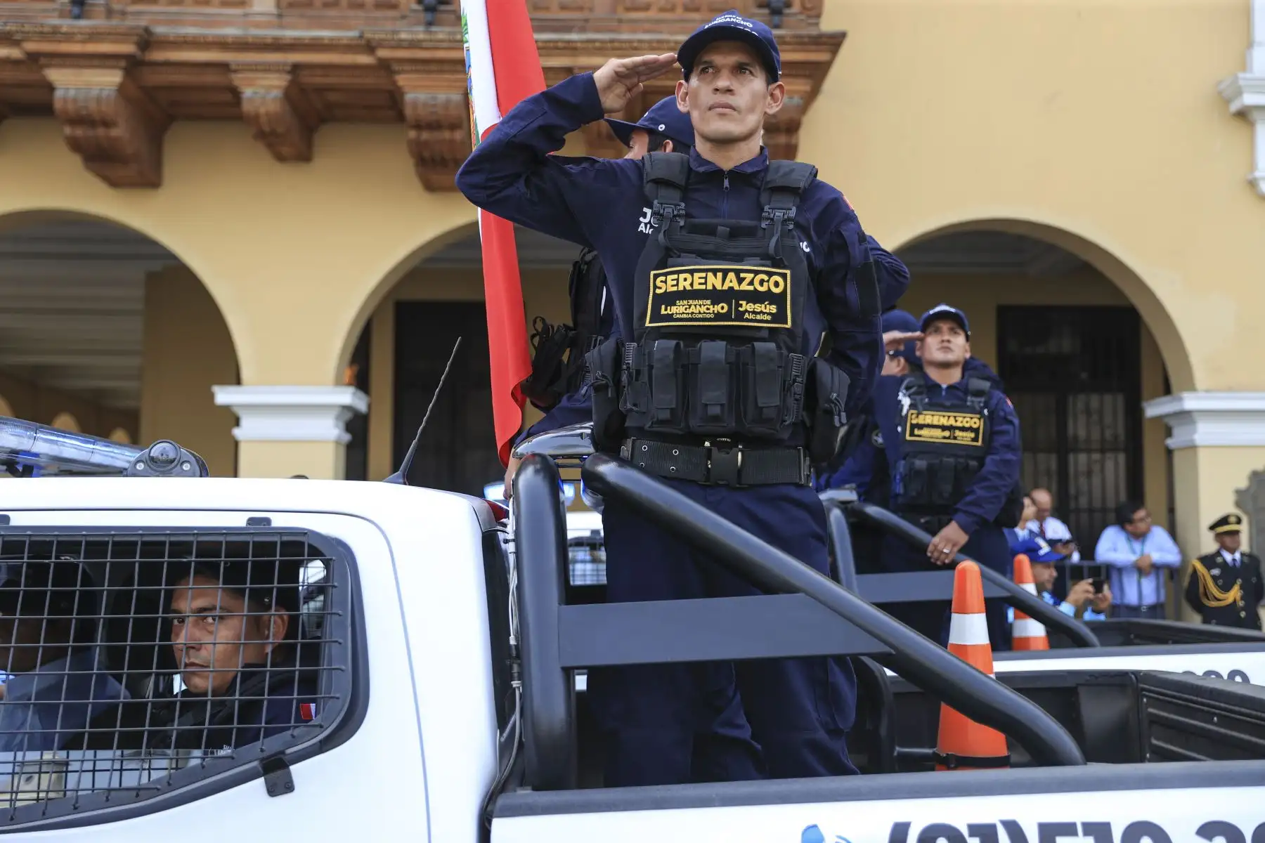 El alcalde Rafael López Aliaga lideró la ceremonia por el Día del Serenazgo Municipal acompañado de alcaldes y serenos de Lima Metropolitana. Con un desfile de escoltas y vehículos de seguridad en la Plaza de Armas de Lima, se llevó a cabo la ceremonia de reconocimiento hacia los serenazgos de la ciudad, hombres y mujeres que con su servicio fortalecen las acciones de vigilancia pública y apoyo en atención a los ciudadanos en situación de emergencia.  
Foto: ANDINA/Jhonel Rodríguez