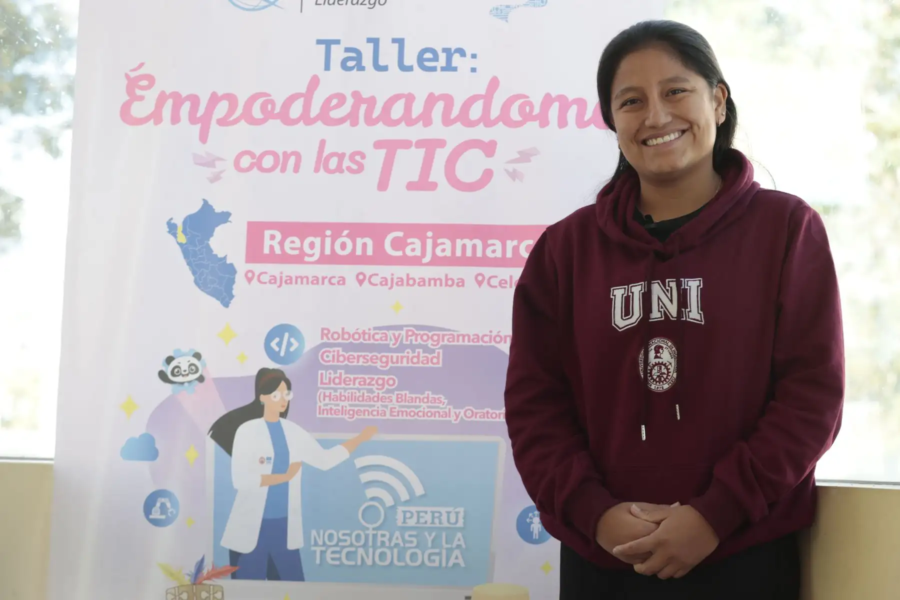 Natalia Ballarta Ulloa, estudiante de ingeniería de sistemas de la UNI, expositoras en la temática de ciberseguridad, como parte de un voluntariado, dictaron los talleres a las estudiantes cajamarquinas por cinco días.
Foto: ANDINA/Vidal Tarqui
