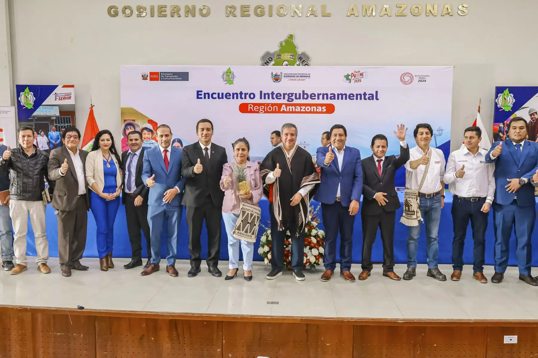 El ministro Raúl Pérez Reyes, llegó a Amazonas para participar en el Encuentro Intergubernamental entre el MTC, el Gobierno Regional y autoridades locales, a fin de abordar los proyectos de infraestructura en transportes y comunicaciones que impulsa el sector en la región y manifestó la voluntad política de este Gobierno para impulsar más obras y desarrollar infraestructura en beneficio de los ciudadanos de esta región.

Foto: ANDINA/MTC