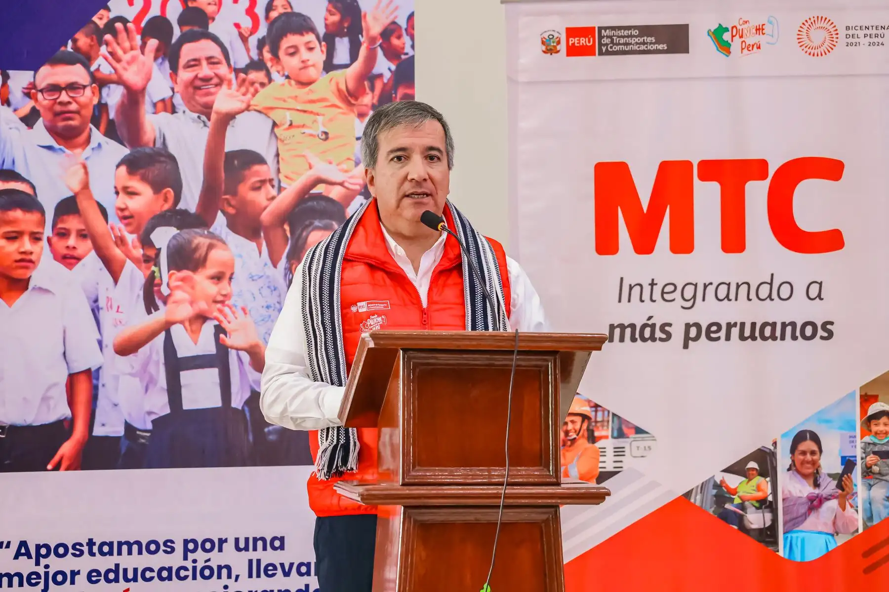 Durante su participación en el Encuentro Intergubernamental el ministro Pérez Reyes anunció que en Mayo se suscribirá el acuerdo de gobierno a gobierno y memorándum de entendimiento entre el MTC y el gobierno de Japón para hacer realidad el Eje Vial Nº 4. “En mayo vamos a firmar el convenio para dar inicio al Eje Vial Nº 4 de Amazonas”.
Foto: ANDINA/MTC