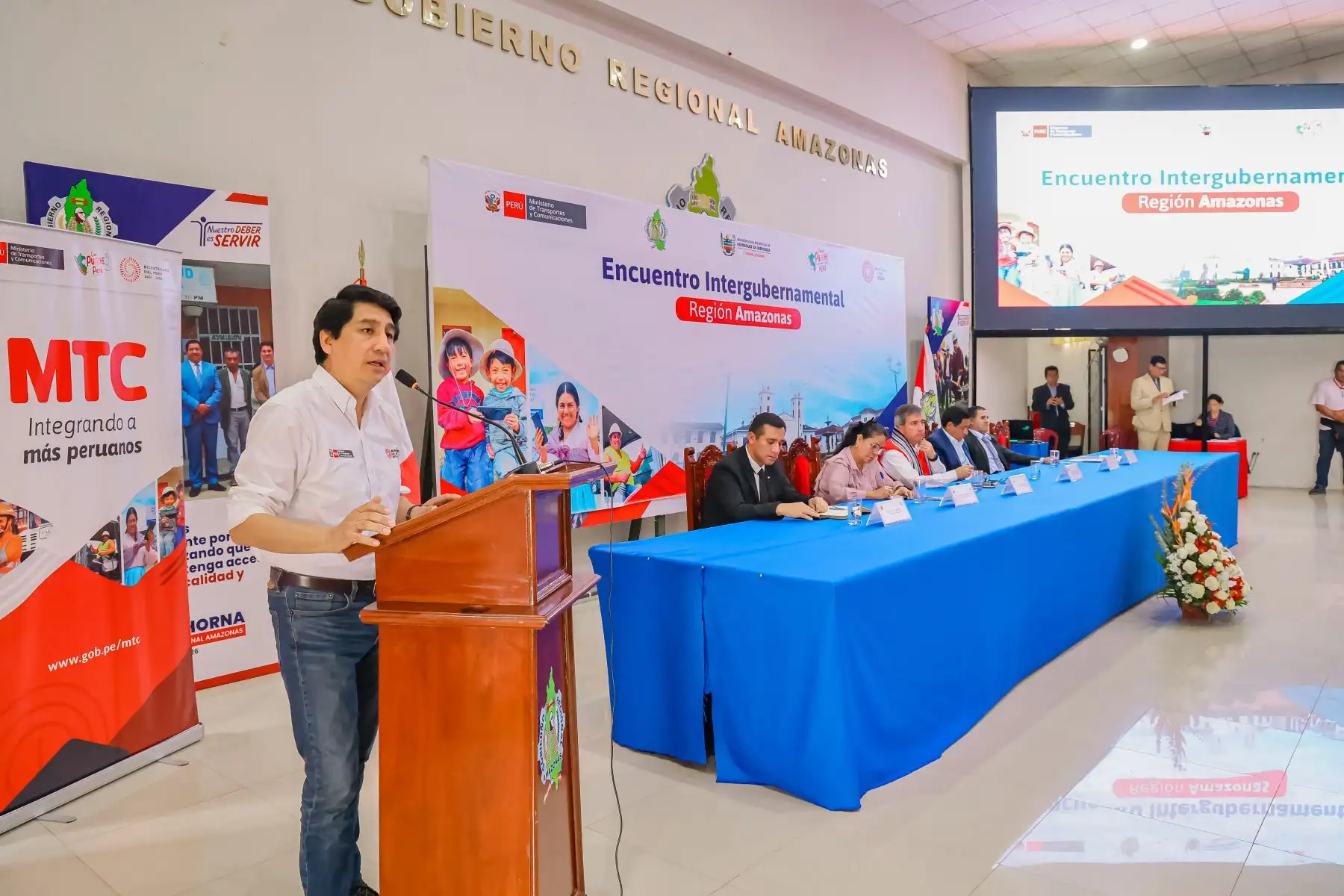 Durante el encuentro también se abordaron los proyectos de modernización del Aeropuerto de Chachapoyas, los estudios del Eje Vial Nº 1, el mejoramiento y mantenimiento de la carretera Chachapoyas – Rodríguez de Mendoza, la rehabilitación del tramo El Aserradero, entre otras intervenciones del MTC.
Foto: ANDINA/MTC