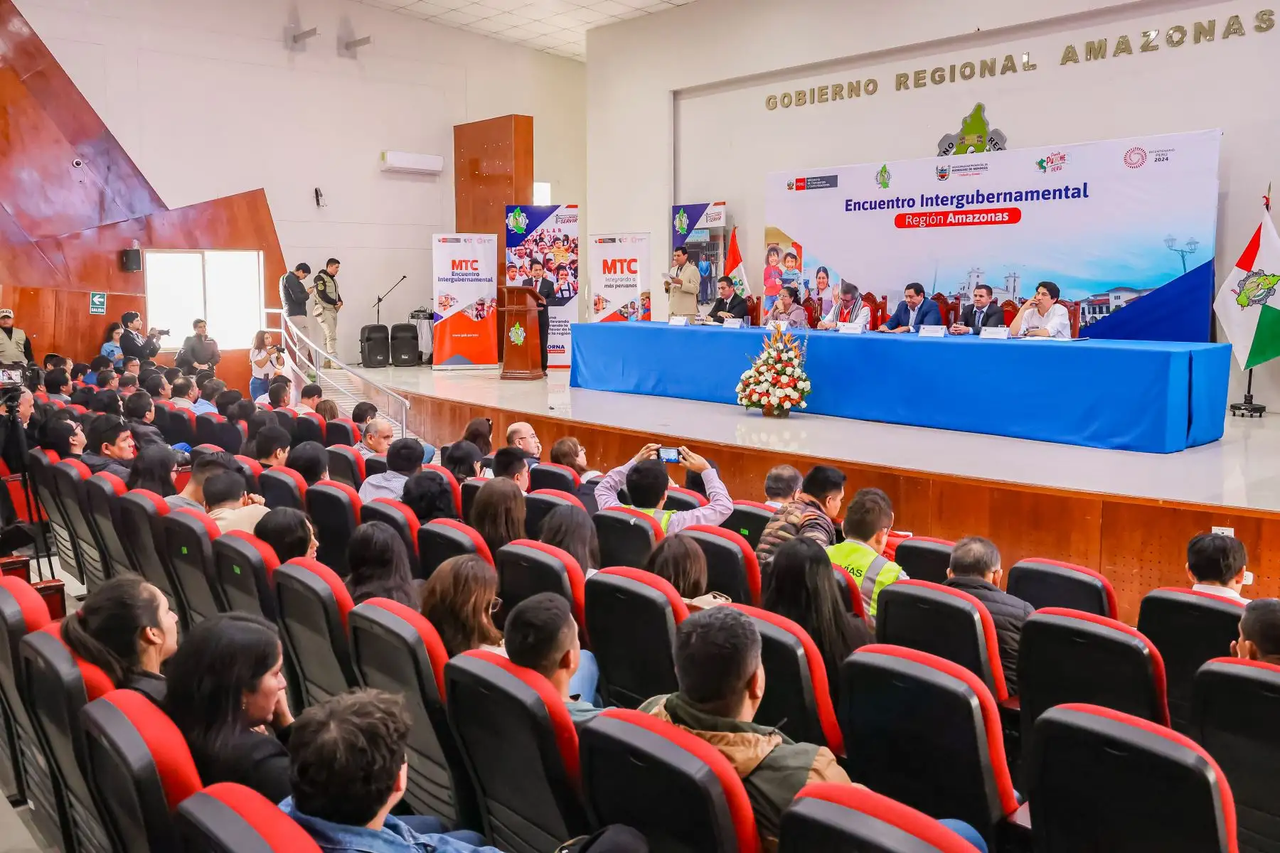 El ministro Raúl Pérez Reyes, llegó a Amazonas para participar en el Encuentro Intergubernamental entre el MTC, el Gobierno Regional y autoridades locales, a fin de abordar los proyectos de infraestructura en transportes y comunicaciones que impulsa el sector en la región y manifestó la voluntad política de este Gobierno para impulsar más obras y desarrollar infraestructura en beneficio de los ciudadanos de esta región.

Foto: ANDINA/MTC