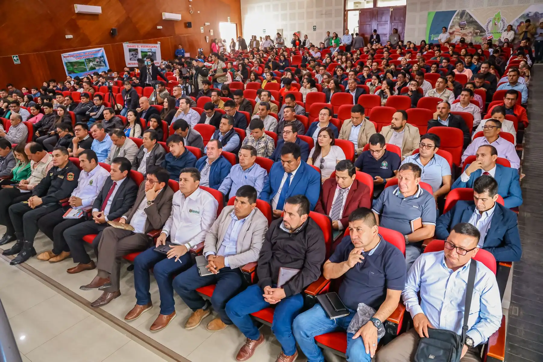 El ministro Raúl Pérez Reyes, llegó a Amazonas para participar en el Encuentro Intergubernamental entre el MTC, el Gobierno Regional y autoridades locales, a fin de abordar los proyectos de infraestructura en transportes y comunicaciones que impulsa el sector en la región y manifestó la voluntad política de este Gobierno para impulsar más obras y desarrollar infraestructura en beneficio de los ciudadanos de esta región.

Foto: ANDINA/MTC