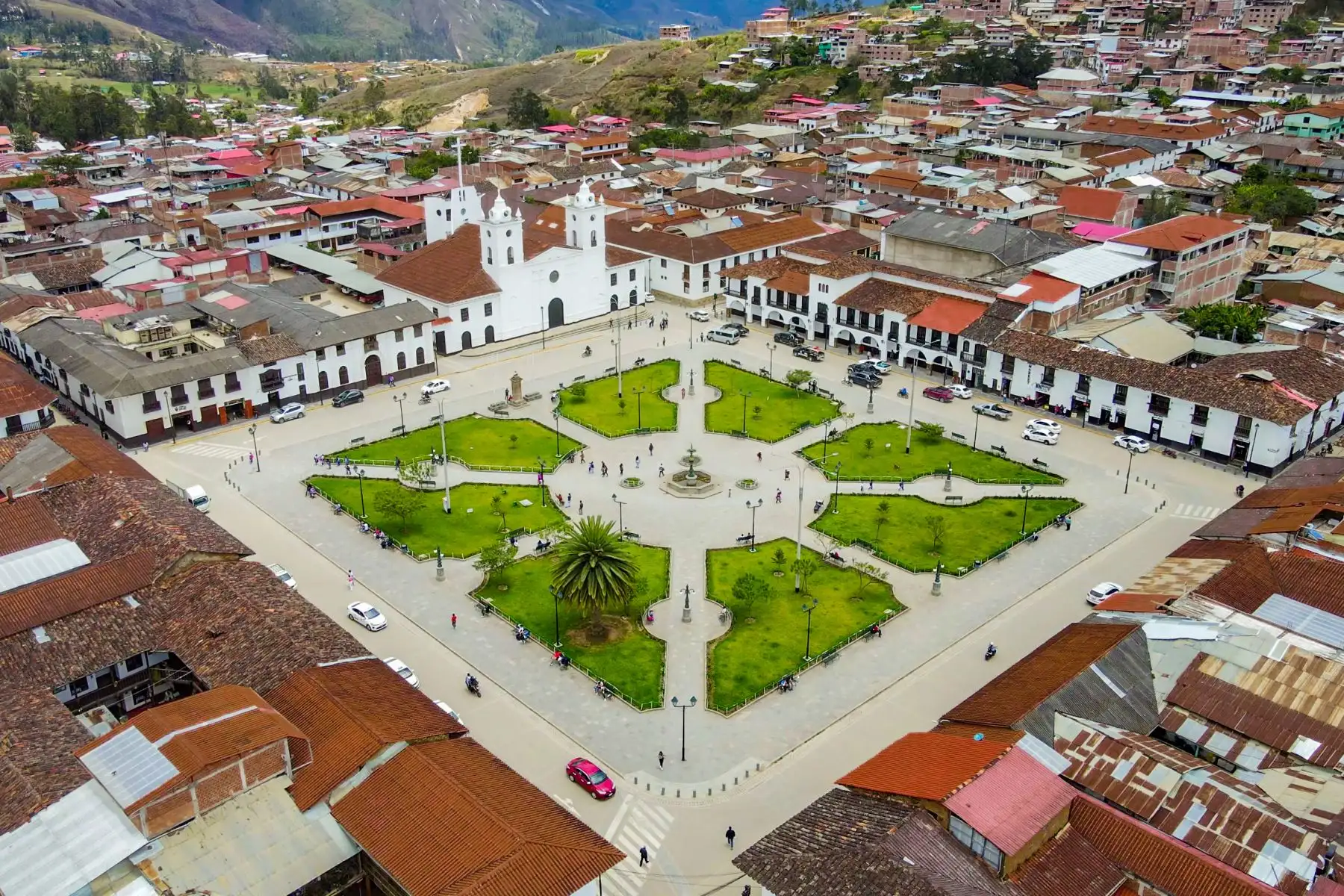 El ministro Raúl Pérez Reyes, llegó a Amazonas para participar en el Encuentro Intergubernamental entre el MTC, el Gobierno Regional y autoridades locales, a fin de abordar los proyectos de infraestructura en transportes y comunicaciones que impulsa el sector en la región y manifestó la voluntad política de este Gobierno para impulsar más obras y desarrollar infraestructura en beneficio de los ciudadanos de esta región.

Foto: ANDINA/MTC