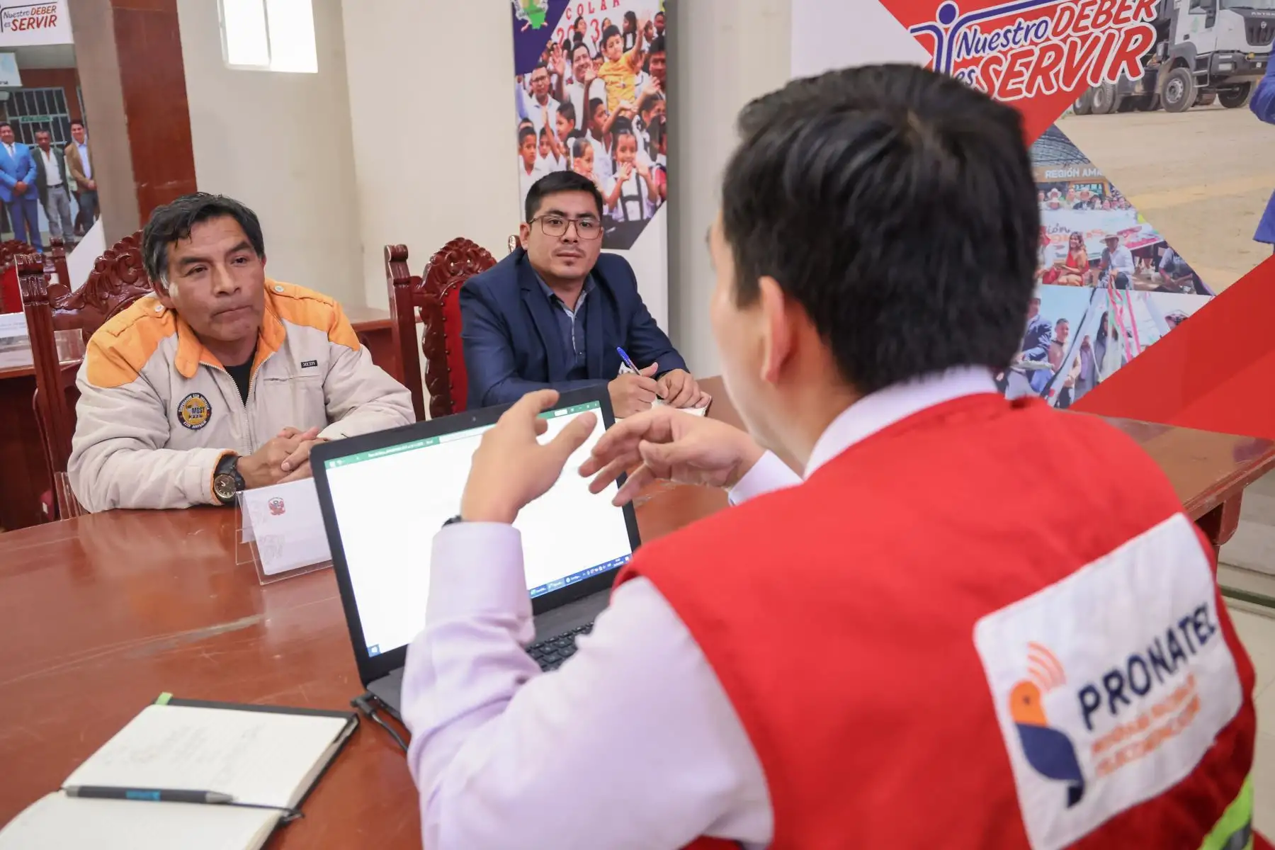 El ministro Raúl Pérez Reyes, llegó a Amazonas para participar en el Encuentro Intergubernamental entre el MTC, el Gobierno Regional y autoridades locales, a fin de abordar los proyectos de infraestructura en transportes y comunicaciones que impulsa el sector en la región y manifestó la voluntad política de este Gobierno para impulsar más obras y desarrollar infraestructura en beneficio de los ciudadanos de esta región.

Foto: ANDINA/MTC
