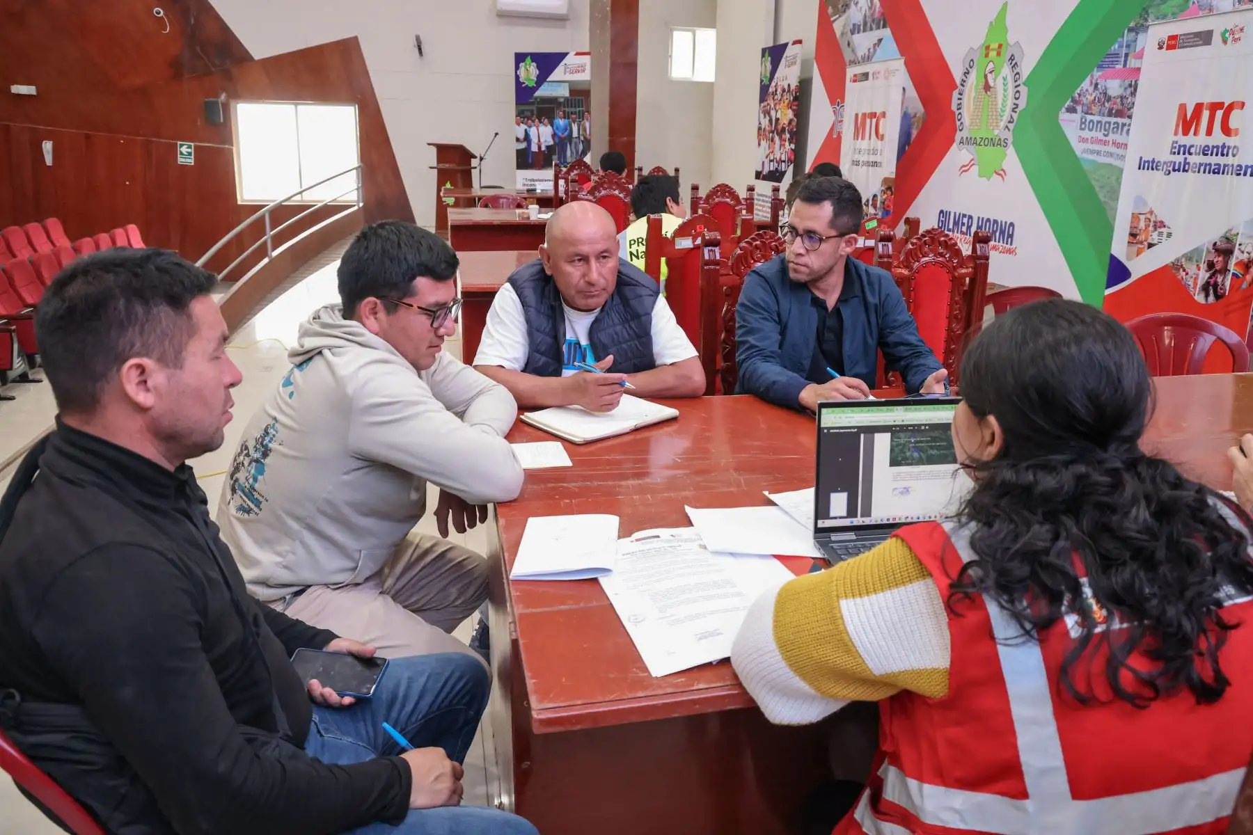 El ministro Raúl Pérez Reyes, llegó a Amazonas para participar en el Encuentro Intergubernamental entre el MTC, el Gobierno Regional y autoridades locales, a fin de abordar los proyectos de infraestructura en transportes y comunicaciones que impulsa el sector en la región y manifestó la voluntad política de este Gobierno para impulsar más obras y desarrollar infraestructura en beneficio de los ciudadanos de esta región.

Foto: ANDINA/MTC