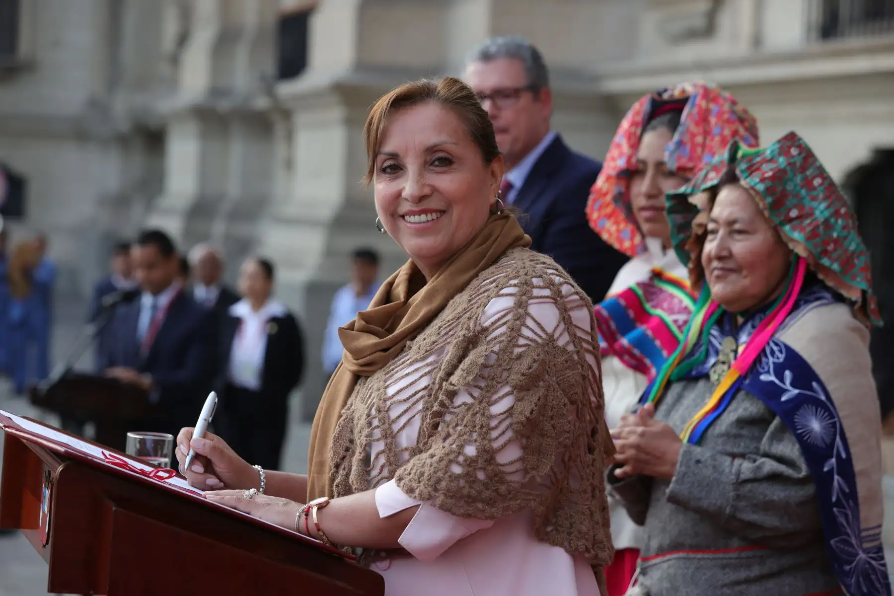 La presidenta Dina Ercilia Boluarte Zegarra, acompañada por el ministro de Educación Morgan Quero y de autoridades de la región Puno, participó en la ceremonia de promulgación de la ley que crea la Universidad Nacional de Carabaya, en el distrito de Macusani, provincia de Carabaya, región Puno.
Foto: ANDINA/Presidencia Perú