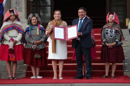 Ceremonia de promulgación de la ley que crea la Universidad Nacional de Carabaya