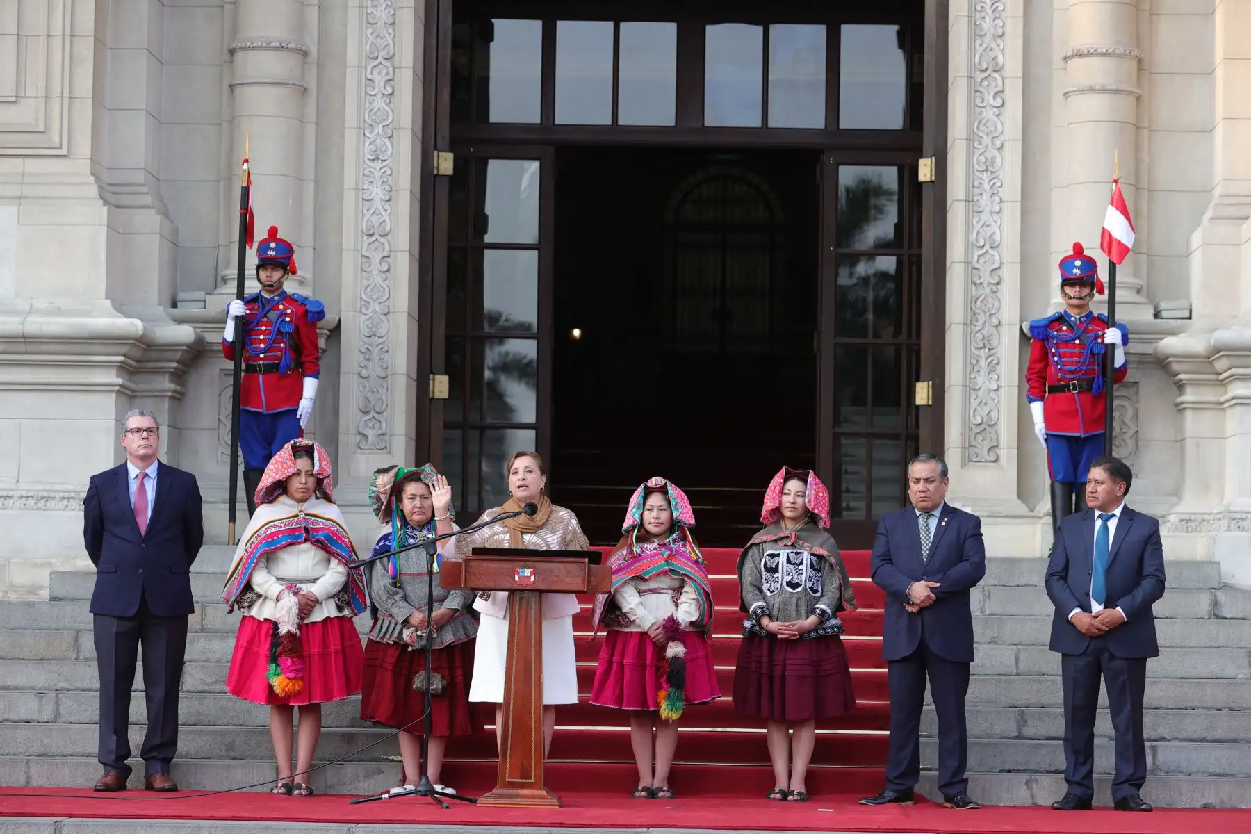 La presidenta Dina Ercilia Boluarte Zegarra, acompañada por el ministro de Educación Morgan Quero y de autoridades de la región Puno, participó en la ceremonia de promulgación de la ley que crea la Universidad Nacional de Carabaya, en el distrito de Macusani, provincia de Carabaya, región Puno.
Foto: ANDINA/Presidencia Perú