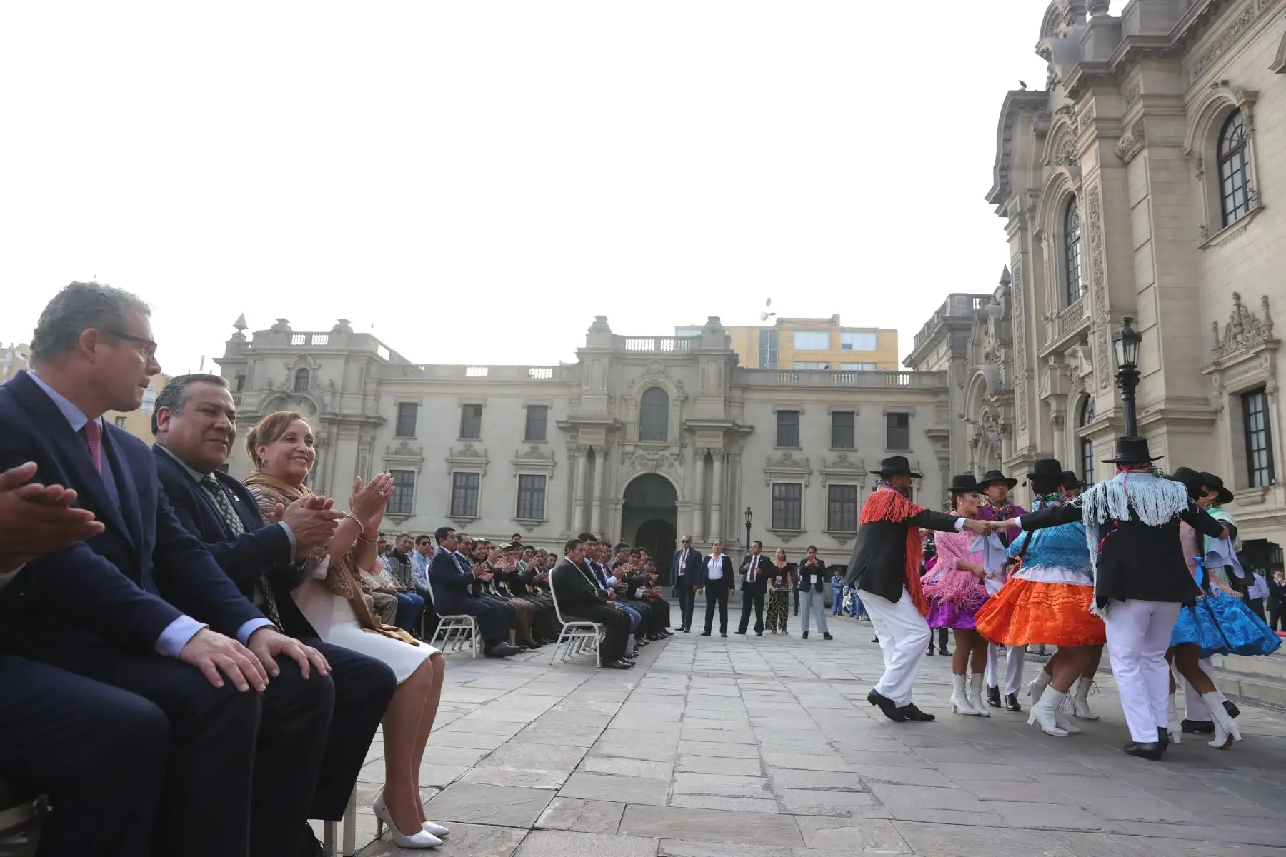 La presidenta Dina Ercilia Boluarte Zegarra, acompañada por el ministro de Educación Morgan Quero y de autoridades de la región Puno, participó en la ceremonia de promulgación de la ley que crea la Universidad Nacional de Carabaya, en el distrito de Macusani, provincia de Carabaya, región Puno.
Foto: ANDINA/Presidencia Perú