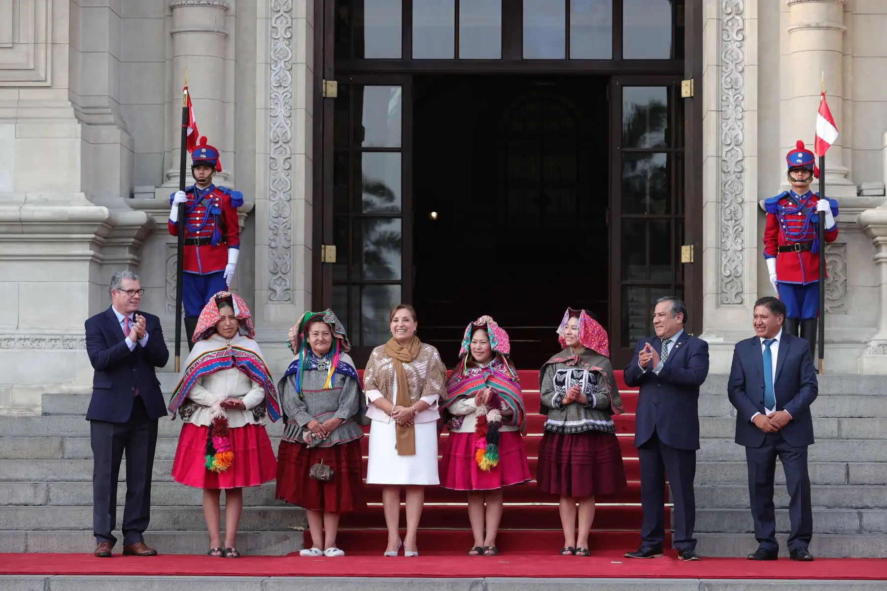 La presidenta Dina Ercilia Boluarte Zegarra, acompañada por el ministro de Educación Morgan Quero y de autoridades de la región Puno, participó en la ceremonia de promulgación de la ley que crea la Universidad Nacional de Carabaya, en el distrito de Macusani, provincia de Carabaya, región Puno.
Foto: ANDINA/Presidencia Perú