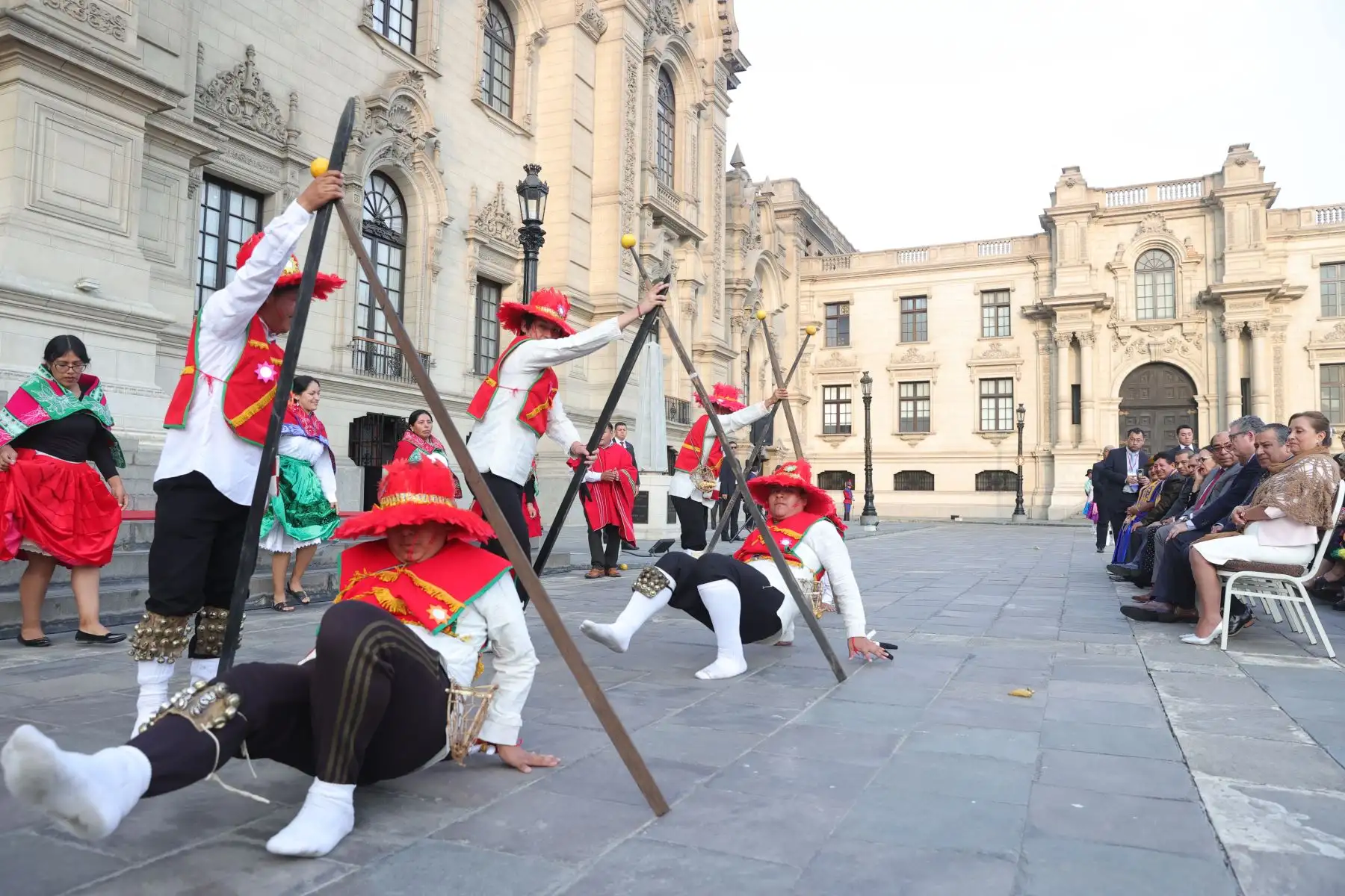 La presidenta Dina Ercilia Boluarte Zegarra, acompañada por el ministro de Educación Morgan Quero y de autoridades de la región Puno, participó en la ceremonia de promulgación de la ley que crea la Universidad Nacional de Carabaya, en el distrito de Macusani, provincia de Carabaya, región Puno.
Foto: ANDINA/Presidencia Perú