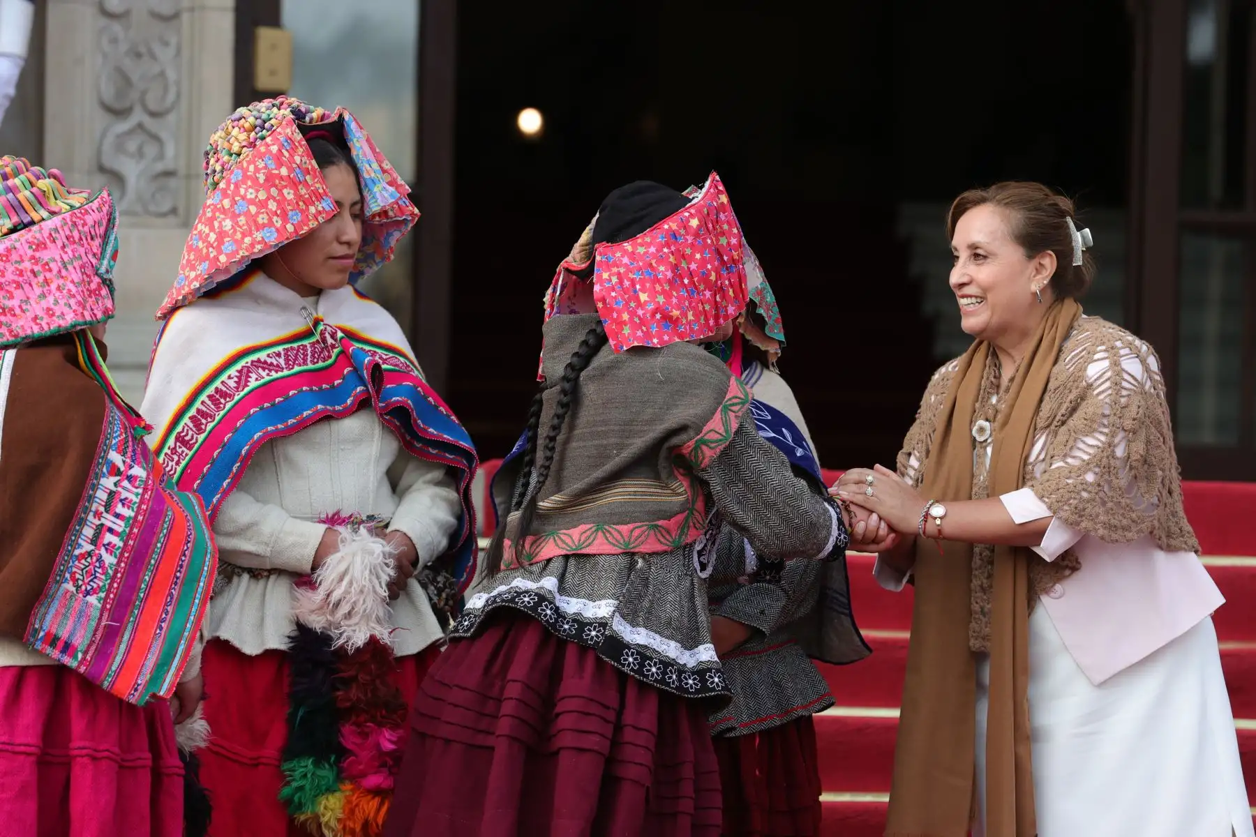 La presidenta Dina Ercilia Boluarte Zegarra, acompañada por el ministro de Educación Morgan Quero y de autoridades de la región Puno, participó en la ceremonia de promulgación de la ley que crea la Universidad Nacional de Carabaya, en el distrito de Macusani, provincia de Carabaya, región Puno.
Foto: ANDINA/Presidencia Perú