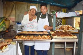 Melva Serafina Moreno Aguedo y su esposo Paulino construyeron con sus propias manos el horno de barro que ahora es su principal herramienta de trabajo.