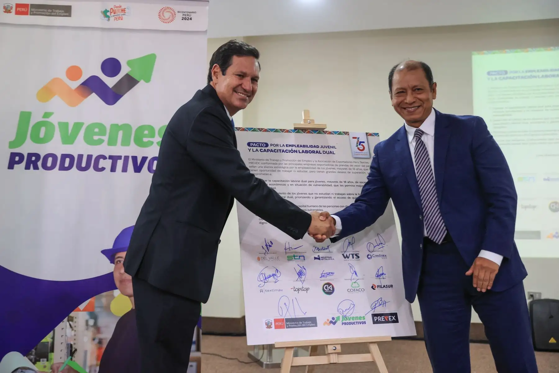 El ministro de Trabajo y Promoción del Empleo, Daniel Maurate, suscribió el pacto por la empleabilidad juvenil y la capacitación dual con la Asociación de Exportadores Perù Textiles con el objetivo de contribuir a la inserción en el mercado laboral de este sector poblacional, a través del programa Jóvenes Productivos del MTPE. Foto: ANDINA/Jhonel Rodríguez Robles