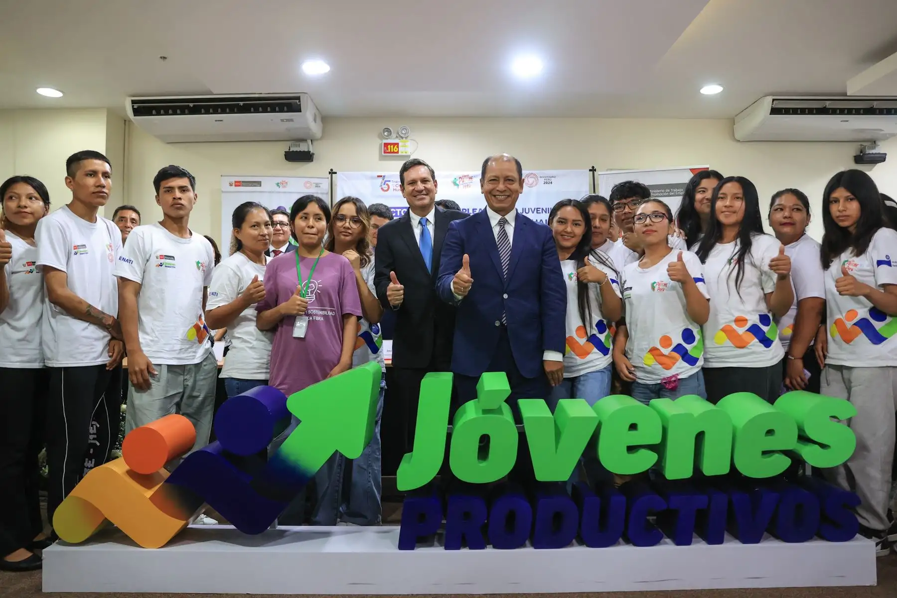 El ministro de Trabajo y Promoción del Empleo, Daniel Maurate, suscribió el pacto por la empleabilidad juvenil y la capacitación dual con la Asociación de Exportadores Perù Textiles con el objetivo de contribuir a la inserción en el mercado laboral de este sector poblacional, a través del programa Jóvenes Productivos del MTPE. Foto: ANDINA/Jhonel Rodríguez Robles