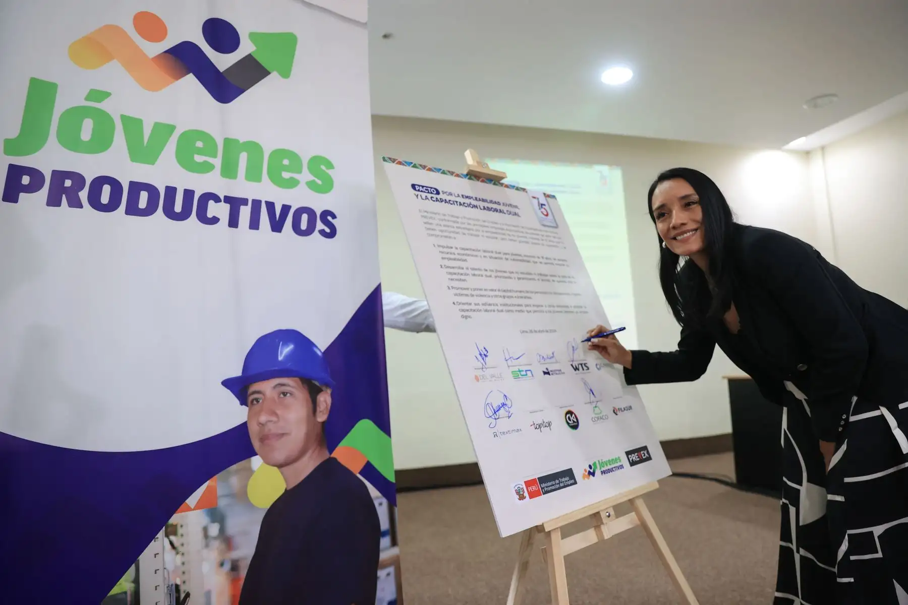 El ministro de Trabajo y Promoción del Empleo, Daniel Maurate, suscribió el pacto por la empleabilidad juvenil y la capacitación dual con la Asociación de Exportadores Perù Textiles con el objetivo de contribuir a la inserción en el mercado laboral de este sector poblacional, a través del programa Jóvenes Productivos del MTPE. Foto: ANDINA/Jhonel Rodríguez Robles