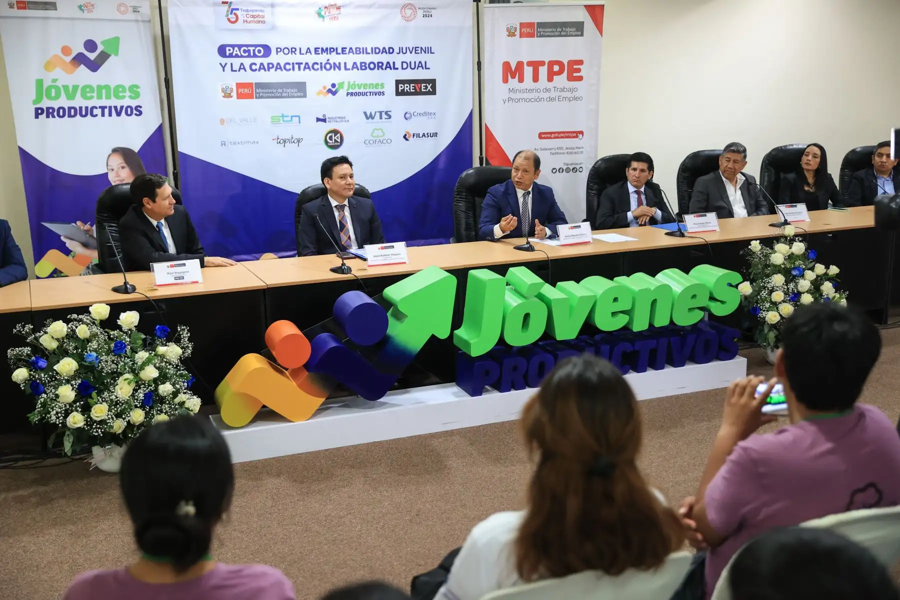 El ministro de Trabajo y Promoción del Empleo, Daniel Maurate, suscribió el pacto por la empleabilidad juvenil y la capacitación dual con la Asociación de Exportadores Perù Textiles con el objetivo de contribuir a la inserción en el mercado laboral de este sector poblacional, a través del programa Jóvenes Productivos del MTPE. Foto: ANDINA/Jhonel Rodríguez Robles