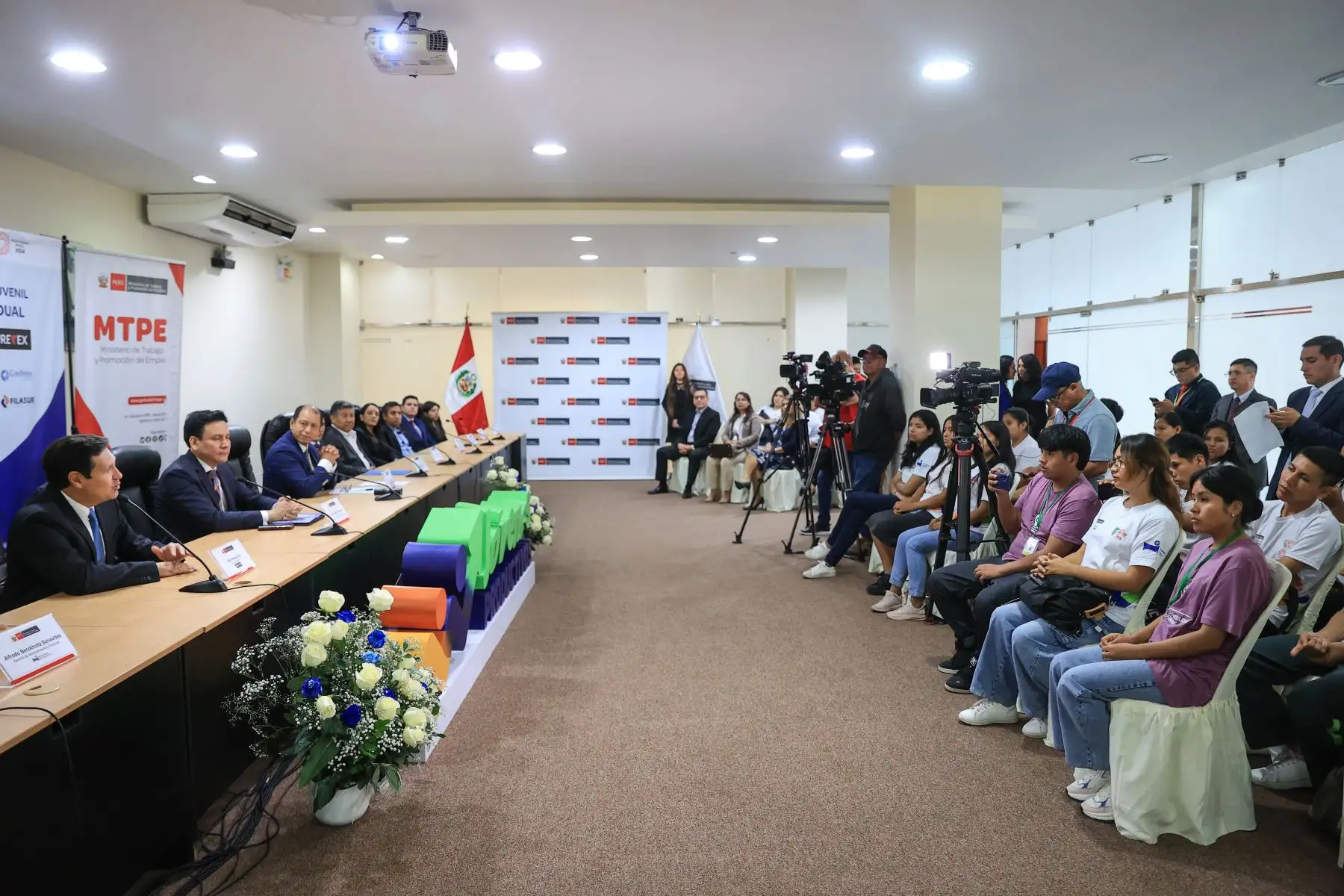 El ministro de Trabajo y Promoción del Empleo, Daniel Maurate, suscribió el pacto por la empleabilidad juvenil y la capacitación dual con la Asociación de Exportadores Perù Textiles con el objetivo de contribuir a la inserción en el mercado laboral de este sector poblacional, a través del programa Jóvenes Productivos del MTPE. Foto: ANDINA/Jhonel Rodríguez Robles