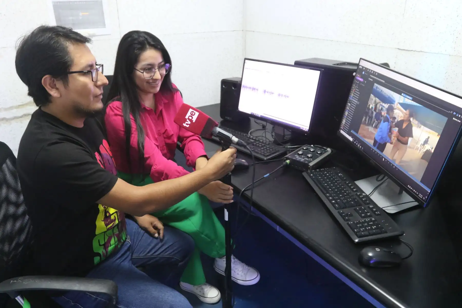 Actualmente, Ebert forma parte del proyecto piloto del Ministerio de Cultura para enseñar lenguas originarias en cuatro escuelas públicas del país. Es profesor de quechua en el Colegio Mayor Antenor Orrego, en San Juan de Lurigancho. Los tres restantes son de otras regiones para enseñar Shipibo Konibo, Kukama y Awajún.
Foto:ANDINA/Hector Vinces.
