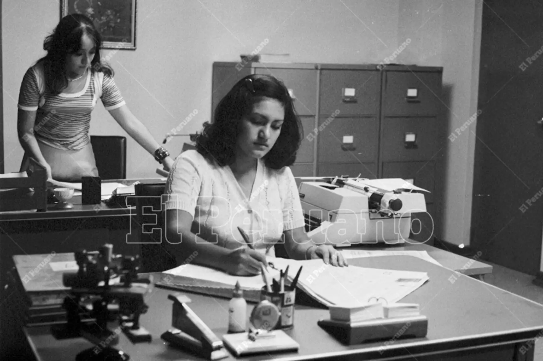 Lima - 30 abril 1977 /  Las secretarias realizan una amplia gama de tareas administrativas y de apoyo importantes para el funcionamiento eficiente de una empresa o institución pública. Foto: Archivo Histórico de El Peruano / Norman Córdova