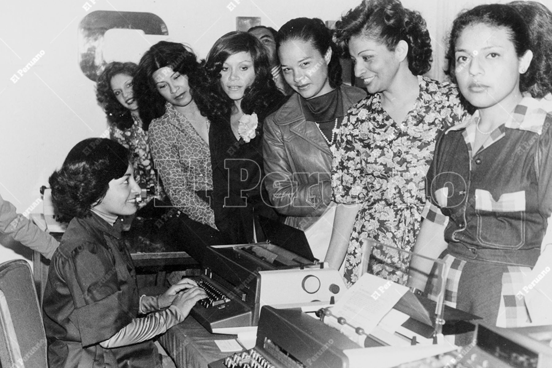 Lima - noviembre 1979 / Las secretarias realizan una amplia gama de tareas administrativas y de apoyo importantes para el funcionamiento eficiente de una empresa o institución pública. Foto: Archivo Histórico de El Peruano